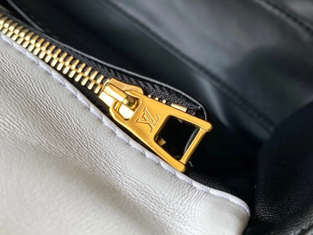 💰1360 (top layer leather) top original order M22890 white This G0-14 medium handbag is made of gorgeous sheep leather, with a finger stitch pattern that pays homage to the brand's traditional luggage design. The LV Twist twist lock highlights the eye-catching style, and the top handle can be carried by hand alone, or it can be transformed into a leather shoulder pad on the sliding chain shoulder strap for a comfortable shoulder or cross-body experience. Dimensions: 23 × 16 × 10 cm
