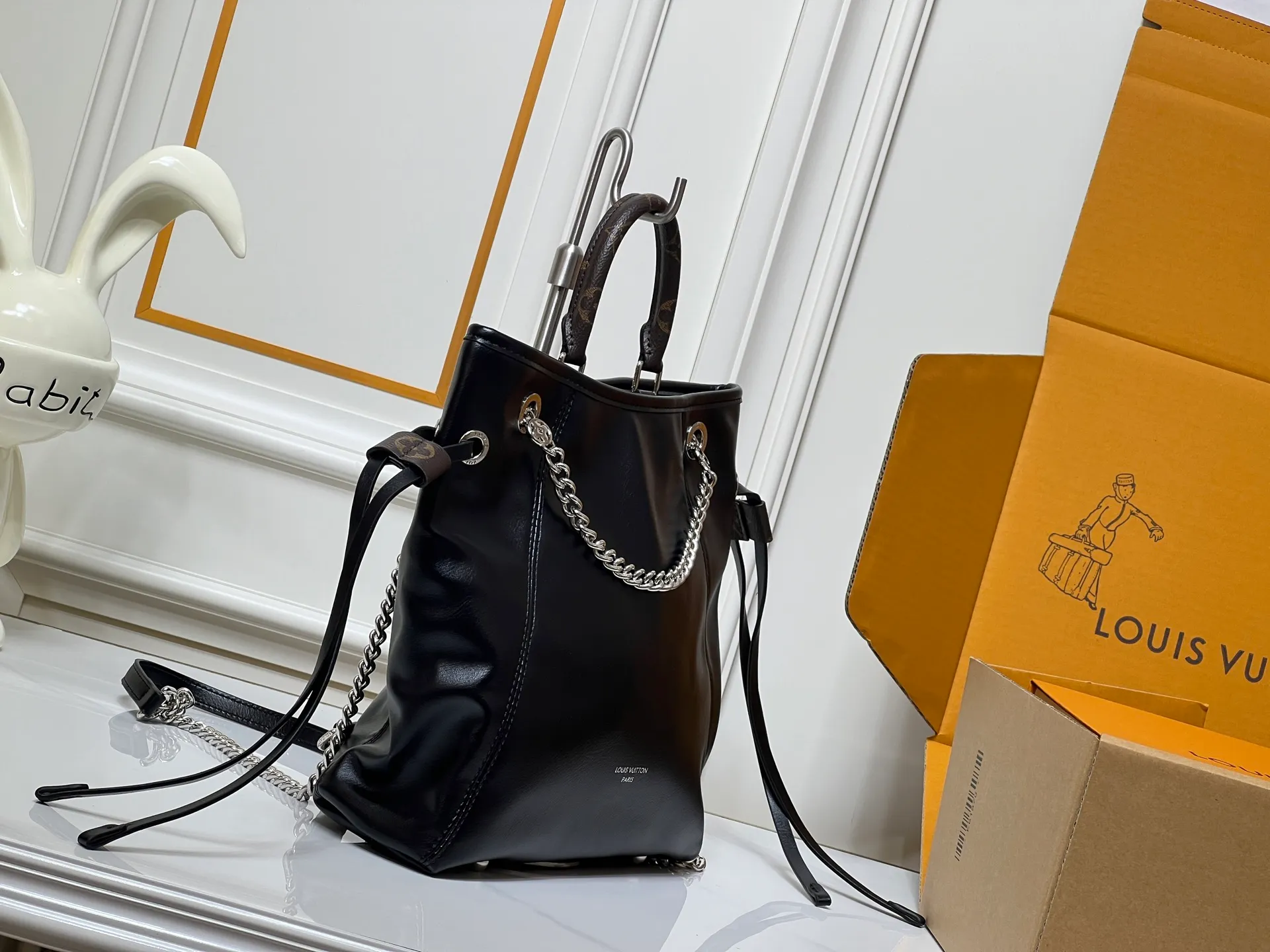 Batch 320💰Upgraded original M25522 This LV Vibe series launches the Off Duty backpack, which is made of sheep leather and has a casual configuration, making it a good choice for daily travel. The jewel-like luster chain is embellished with the LV Circle logo, and can be easily converted into a shoulder bag. Dimensions: 24.0 x 25.0 x 10.0 cm (length x height x width)