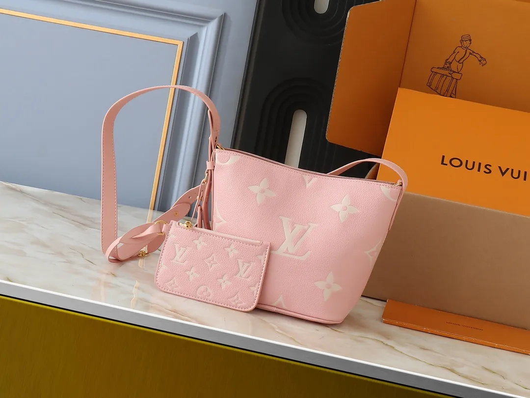 💰220💰Upgraded from the original M12925 M12926 M13480 M13044 M14356 M13045 M13089 This All In BB handbag is made of Monogram cow leather with shiny metal parts, and the iconic padlock and nameplate highlight the classic style. The adjustable shoulder strap continues the brand's trunk-making heritage, and the leather shoulder strap adds cross-body and shoulder carry options. The foldable design enables the silhouette to be retracted and retracted freely, providing ample space for daily use. 16.0 x 18.0 x 12.0 cm (length x height x width)