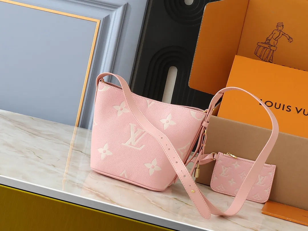 💰220💰Upgraded from the original M12925 M12926 M13480 M13044 M14356 M13045 M13089 This All In BB handbag is made of Monogram cow leather with shiny metal parts, and the iconic padlock and nameplate highlight the classic style. The adjustable shoulder strap continues the brand's trunk-making heritage, and the leather shoulder strap adds cross-body and shoulder carry options. The foldable design enables the silhouette to be retracted and retracted freely, providing ample space for daily use. 16.0 x 18.0 x 12.0 cm (length x height x width)