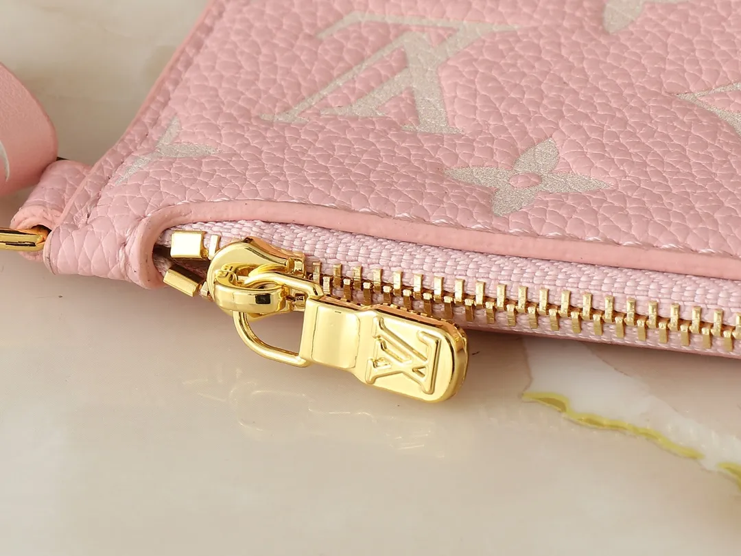 💰220💰Upgraded from the original M12925 M12926 M13480 M13044 M14356 M13045 M13089 This All In BB handbag is made of Monogram cow leather with shiny metal parts, and the iconic padlock and nameplate highlight the classic style. The adjustable shoulder strap continues the brand's trunk-making heritage, and the leather shoulder strap adds cross-body and shoulder carry options. The foldable design enables the silhouette to be retracted and retracted freely, providing ample space for daily use. 16.0 x 18.0 x 12.0 cm (length x height x width)
