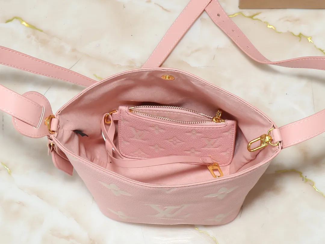 💰220💰Upgraded from the original M12925 M12926 M13480 M13044 M14356 M13045 M13089 This All In BB handbag is made of Monogram cow leather with shiny metal parts, and the iconic padlock and nameplate highlight the classic style. The adjustable shoulder strap continues the brand's trunk-making heritage, and the leather shoulder strap adds cross-body and shoulder carry options. The foldable design enables the silhouette to be retracted and retracted freely, providing ample space for daily use. 16.0 x 18.0 x 12.0 cm (length x height x width)