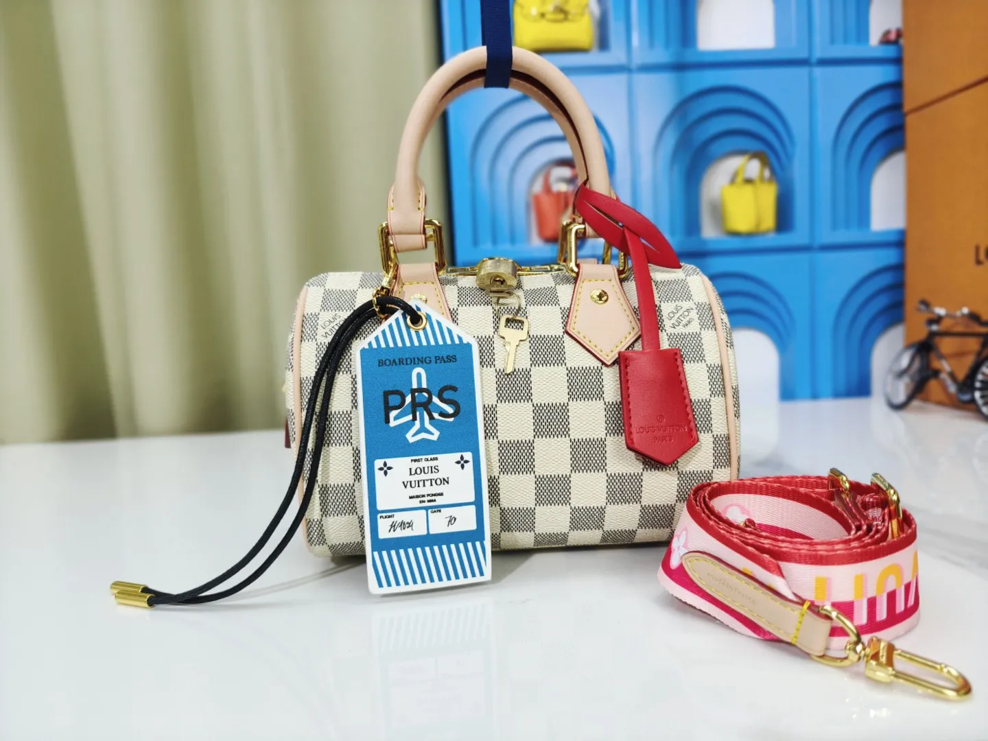 P230💰 M46222.M46234.M45957.M45948Presbyopia This Speedy Bandoulière 20 handbag is made of Monogram canvas, cow leather trim and fabric lining. It continues the classic design of Louis Vuitton Speedy travel bag in a compact size. It is equipped with rolled leather handles and a detachable and adjustable fabric shoulder strap embellished with the brand's logo texture. Detailed features 20.5 x 13.5 x 12 cm (length x height x width)