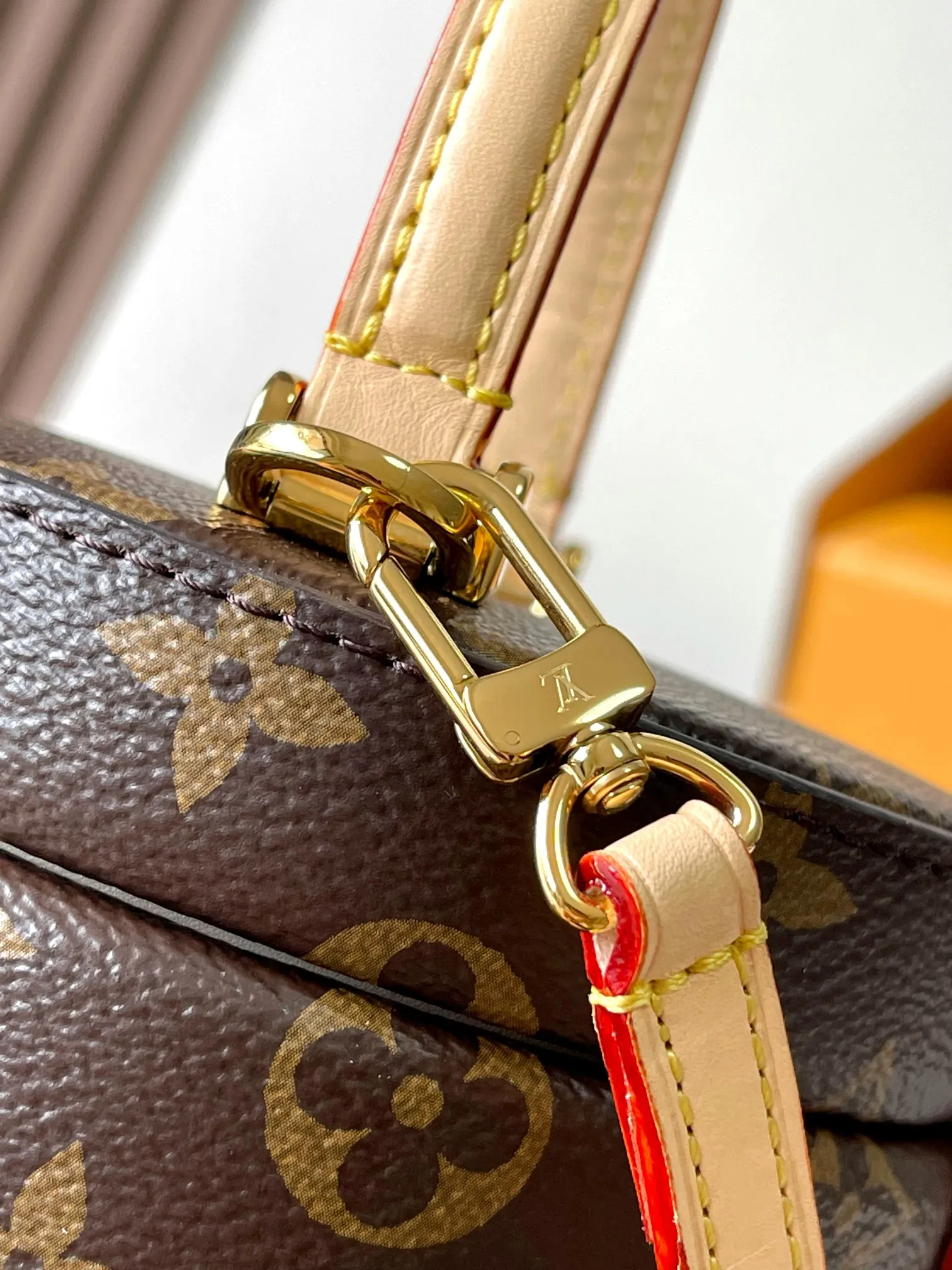 p2300 [Special grade MB original leather] This Scott handbag reinterprets the classic design of Louis Vuitton, transforming the cylindrical Scott box into a fashionable and versatile piece. Model: M46933 dynamic chip Material: A-grade all-steel hardware, imported original fabric Packaging: full set of original factory duty-free MB packaging Size: 13.5*9*11.5CM