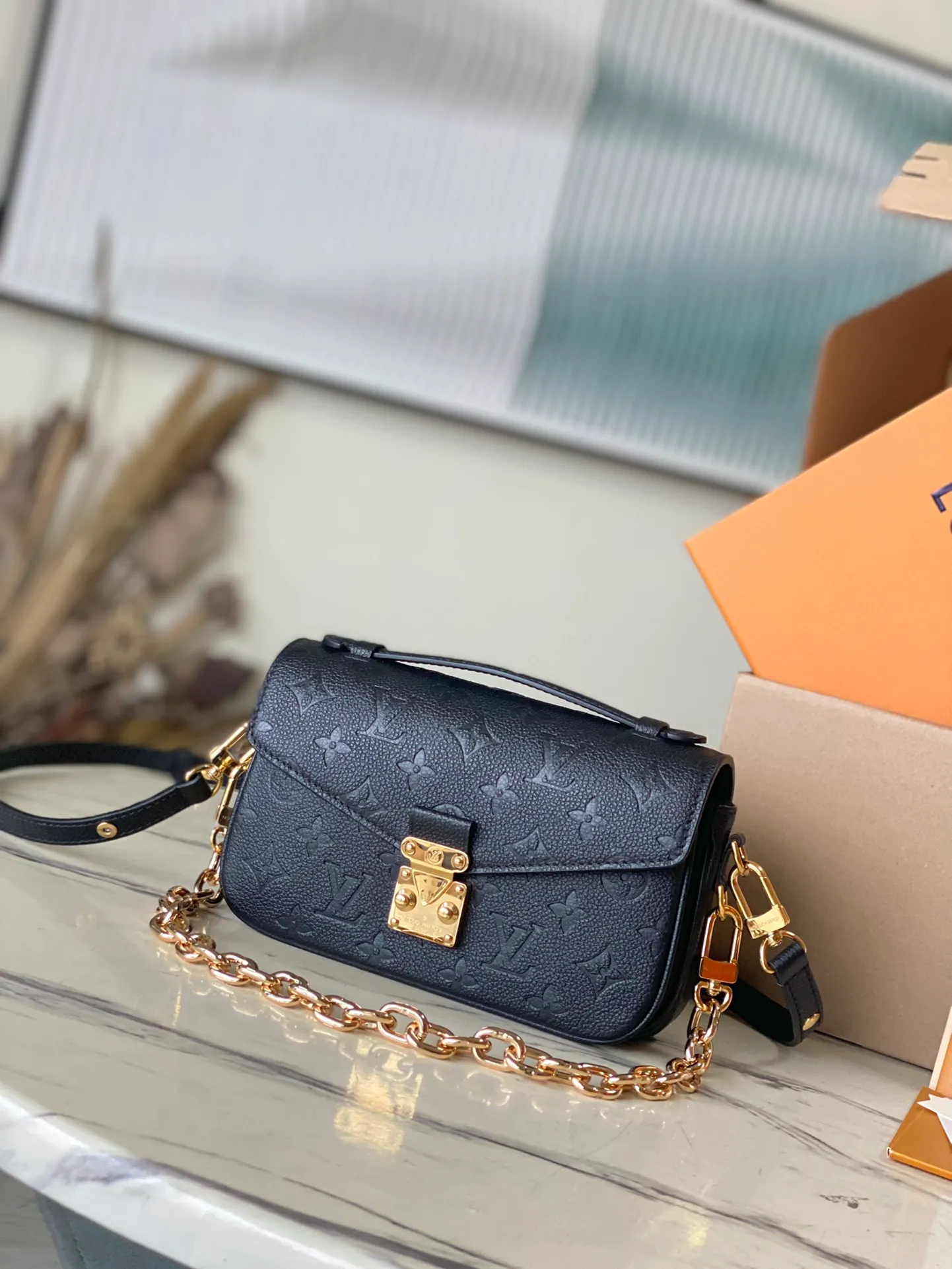 💰1100 (top layer leather) top original order M46595. Support counter inspection. Photos taken of duty-free goods are consistent with the product without unpacking. This product is an exclusive duty-free product in the market and is the highest-end product. Inspection is supported. This product has passed strict inspection and is flawless. Please wear gloves when touching the product. This product is not returnable or exchangeable. Please confirm the product first and then remove the label on the handle. This product is temporarily not open to the public, only regular customers, and is in short supply. Dimensions: 21.5 x 13.5 x 3 cm