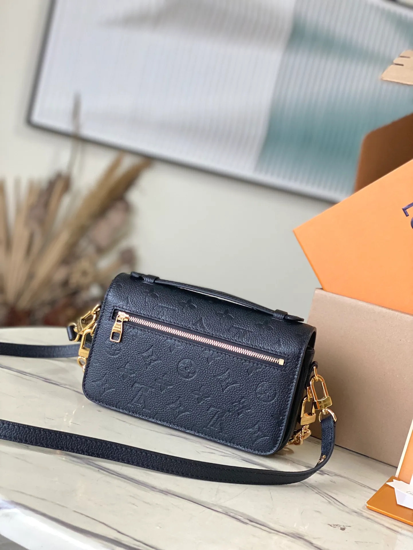 💰1100 (top layer leather) top original order M46595. Support counter inspection. Photos taken of duty-free goods are consistent with the product without unpacking. This product is an exclusive duty-free product in the market and is the highest-end product. Inspection is supported. This product has passed strict inspection and is flawless. Please wear gloves when touching the product. This product is not returnable or exchangeable. Please confirm the product first and then remove the label on the handle. This product is temporarily not open to the public, only regular customers, and is in short supply. Dimensions: 21.5 x 13.5 x 3 cm