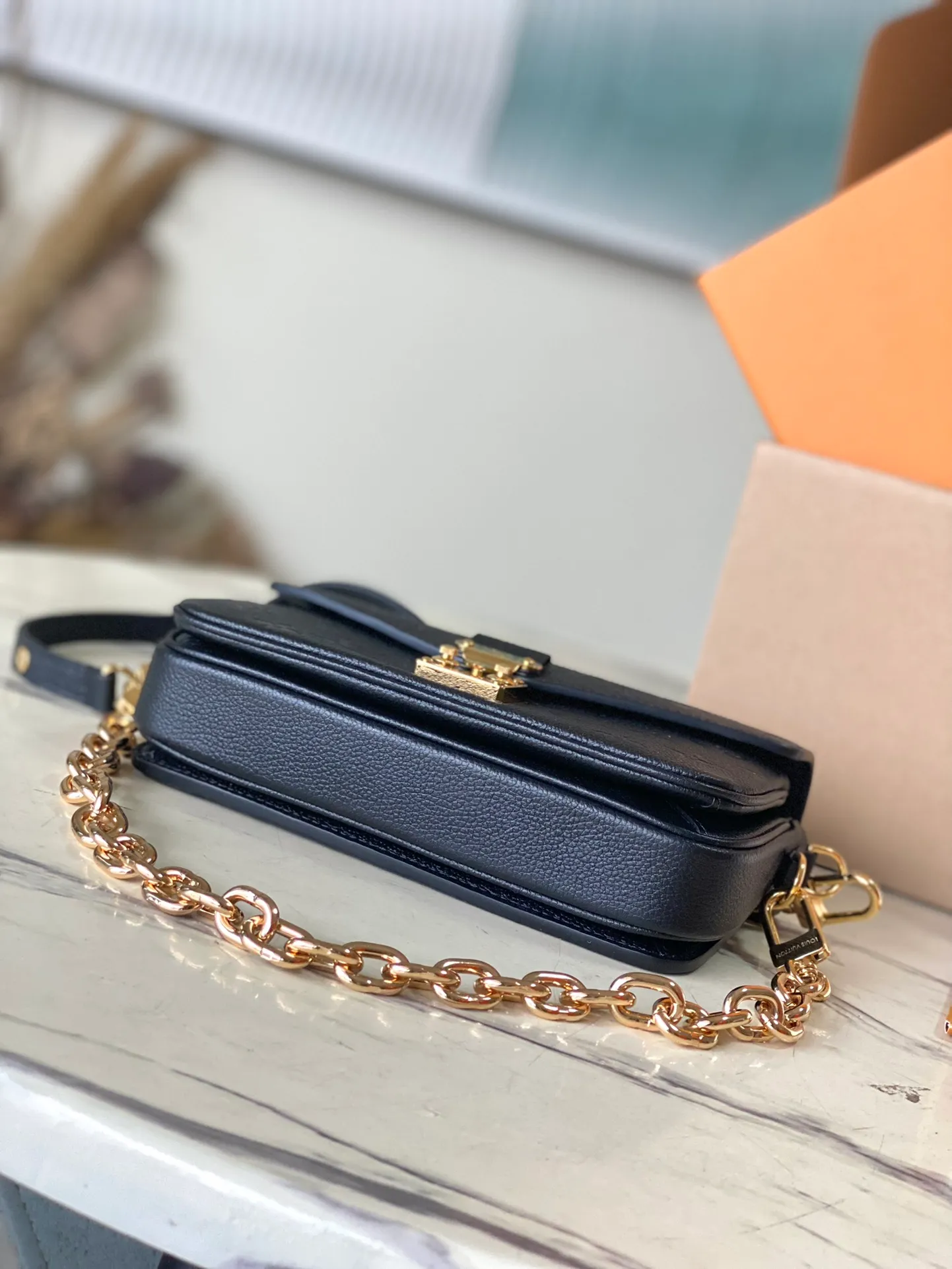 💰1100 (top layer leather) top original order M46595. Support counter inspection. Photos taken of duty-free goods are consistent with the product without unpacking. This product is an exclusive duty-free product in the market and is the highest-end product. Inspection is supported. This product has passed strict inspection and is flawless. Please wear gloves when touching the product. This product is not returnable or exchangeable. Please confirm the product first and then remove the label on the handle. This product is temporarily not open to the public, only regular customers, and is in short supply. Dimensions: 21.5 x 13.5 x 3 cm
