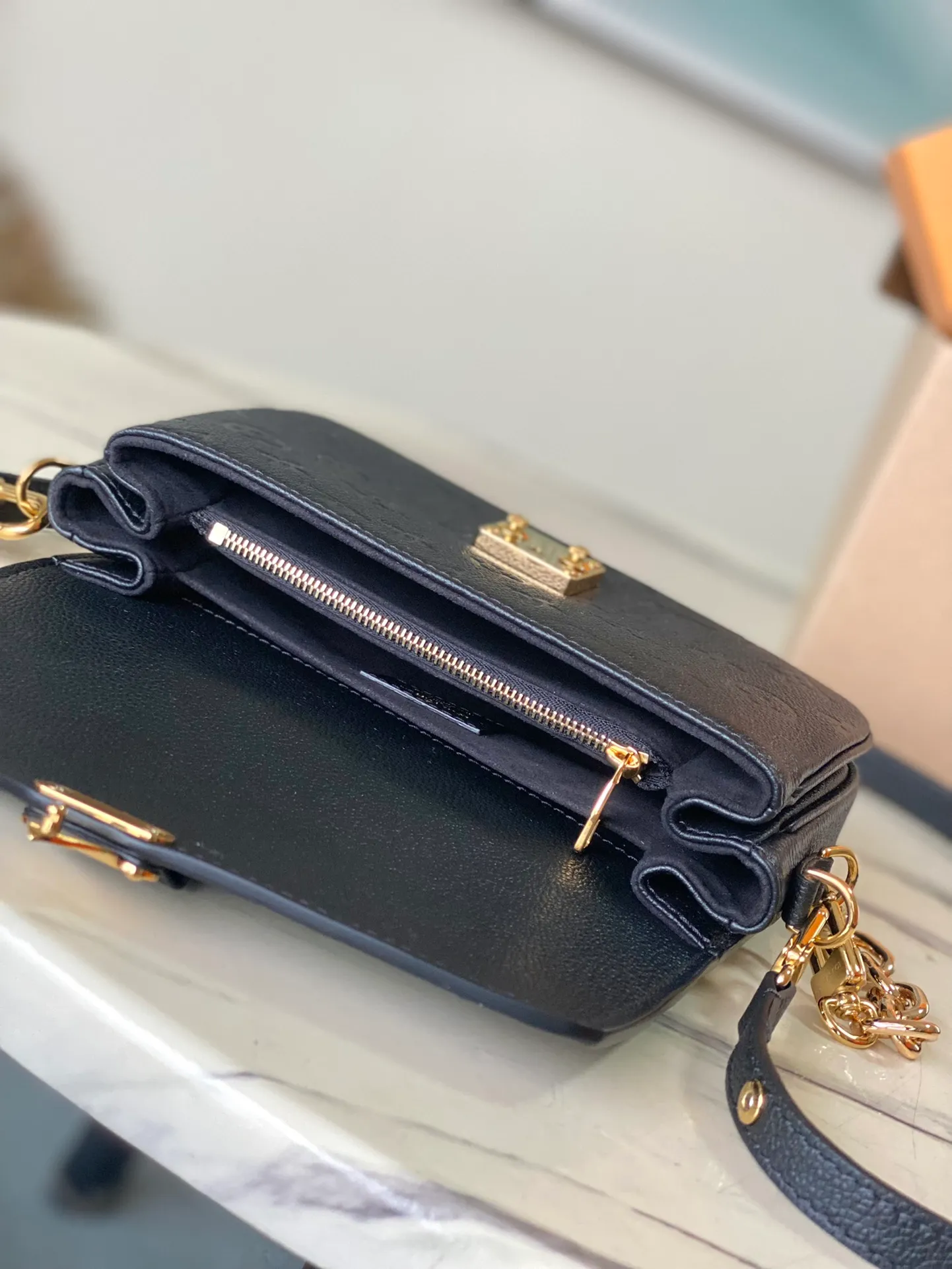 💰1100 (top layer leather) top original order M46595. Support counter inspection. Photos taken of duty-free goods are consistent with the product without unpacking. This product is an exclusive duty-free product in the market and is the highest-end product. Inspection is supported. This product has passed strict inspection and is flawless. Please wear gloves when touching the product. This product is not returnable or exchangeable. Please confirm the product first and then remove the label on the handle. This product is temporarily not open to the public, only regular customers, and is in short supply. Dimensions: 21.5 x 13.5 x 3 cm