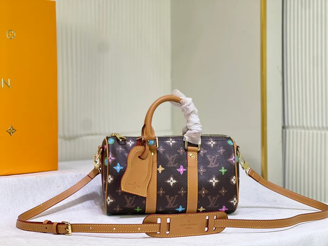 Batch 280💰M24849 White Color Black Color Pillow Bag This Keepall 25 handbag is made of Monogram Eclipse Reverse canvas, showing an elegant reinterpretation of Louis Vuitton's classic pattern. The reinforced straps and leather nameplate continue the iconic elements of the Keepall series, and the zipper closure keeps personal items safe and secure. Dimensions: 25.0 x 15.0 x 11.0cm (Length x Height x Width)