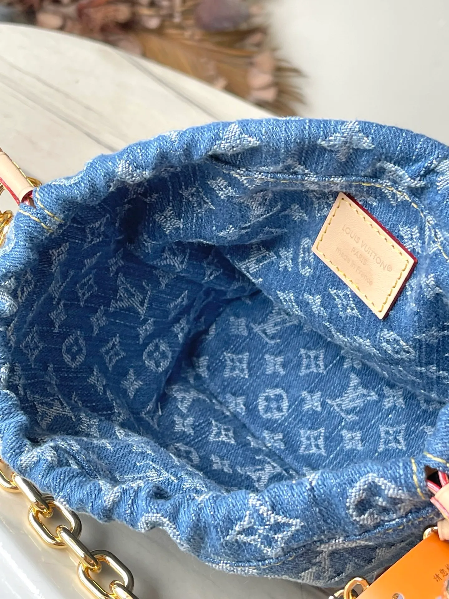 💰900 Top Original M83043 This NanoNoe backpack is made of cotton with trendy denim tones, and the classic Monogram pattern is laid out on it, which contrasts with the leather trim and dazzling chain. The LV inscription decoration on the drawstring opening and closing reveals a fun style and pays tribute to the brand's long heritage. Dimensions: 20.5 × 17.5 × 8.8 cm