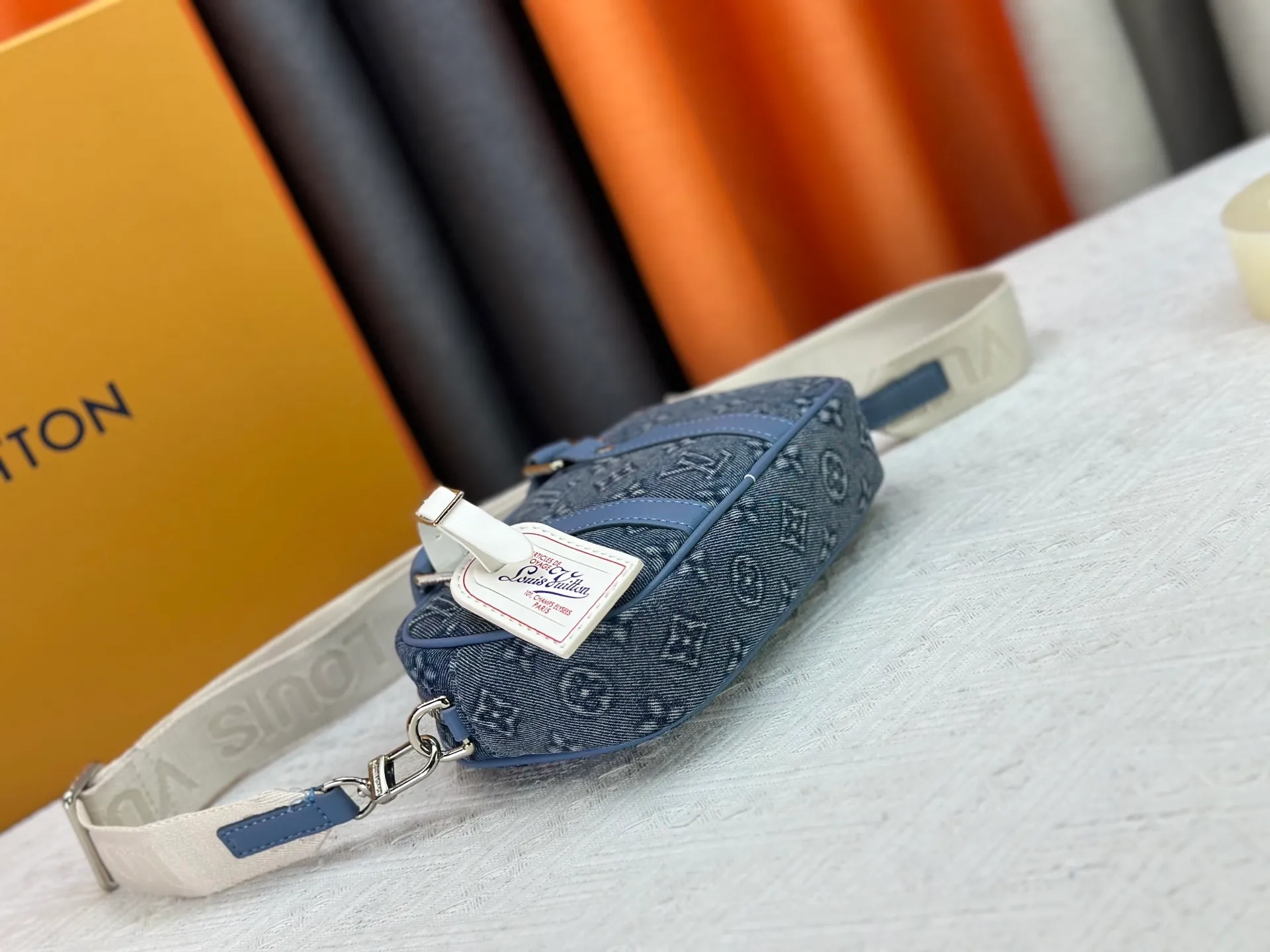P260 Upgraded Original M82770 Black Flower Denim Blue This Nano Porte Documents Voyage handbag pays homage to the classic prototype design. It inherits elements such as zipper opening and closing, handles and detachable and adjustable shoulder straps, making it easy to control business occasions with a personalized and trendy attitude. The spacious main compartment holds a cell phone and wallet, making it ideal for shoulder or cross-body wear. Dimensions: 20 x 13 x 5.5 (Length x Height x Width)
