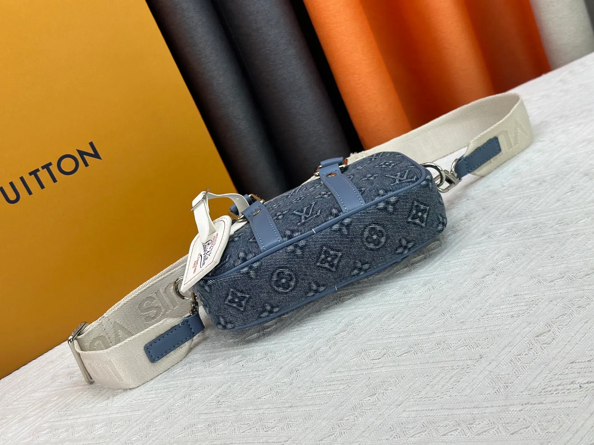 P260 Upgraded Original M82770 Black Flower Denim Blue This Nano Porte Documents Voyage handbag pays homage to the classic prototype design. It inherits elements such as zipper opening and closing, handles and detachable and adjustable shoulder straps, making it easy to control business occasions with a personalized and trendy attitude. The spacious main compartment holds a cell phone and wallet, making it ideal for shoulder or cross-body wear. Dimensions: 20 x 13 x 5.5 (Length x Height x Width)