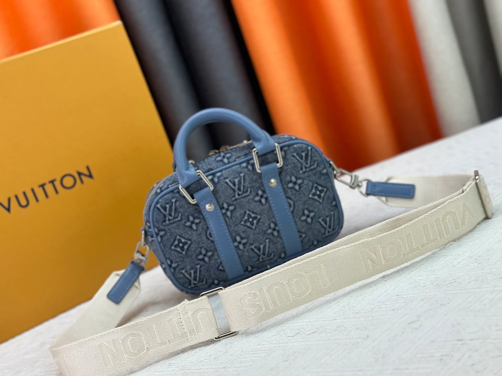P260 Upgraded Original M82770 Black Flower Denim Blue This Nano Porte Documents Voyage handbag pays homage to the classic prototype design. It inherits elements such as zipper opening and closing, handles and detachable and adjustable shoulder straps, making it easy to control business occasions with a personalized and trendy attitude. The spacious main compartment holds a cell phone and wallet, making it ideal for shoulder or cross-body wear. Dimensions: 20 x 13 x 5.5 (Length x Height x Width)