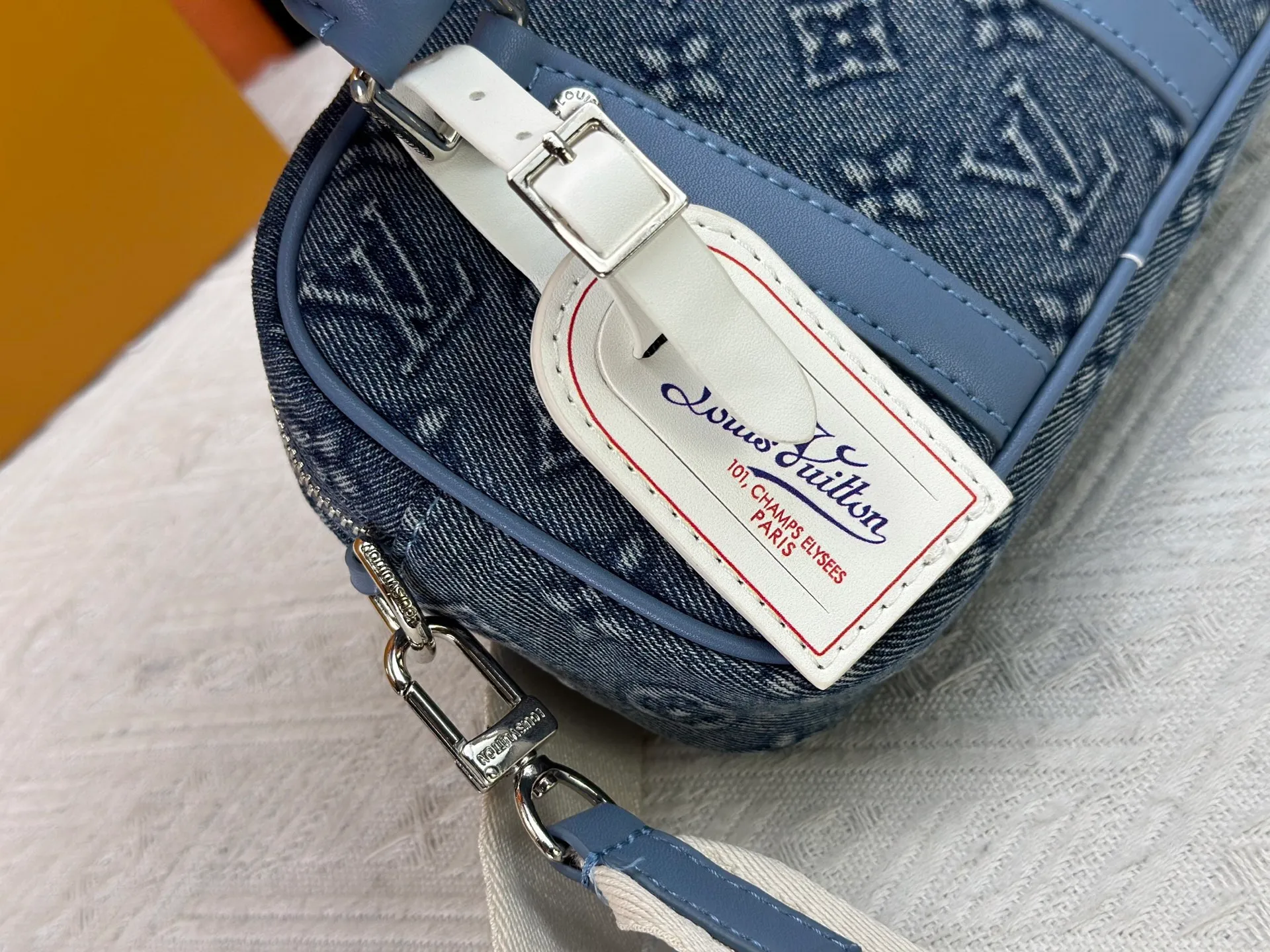 P260 Upgraded Original M82770 Black Flower Denim Blue This Nano Porte Documents Voyage handbag pays homage to the classic prototype design. It inherits elements such as zipper opening and closing, handles and detachable and adjustable shoulder straps, making it easy to control business occasions with a personalized and trendy attitude. The spacious main compartment holds a cell phone and wallet, making it ideal for shoulder or cross-body wear. Dimensions: 20 x 13 x 5.5 (Length x Height x Width)