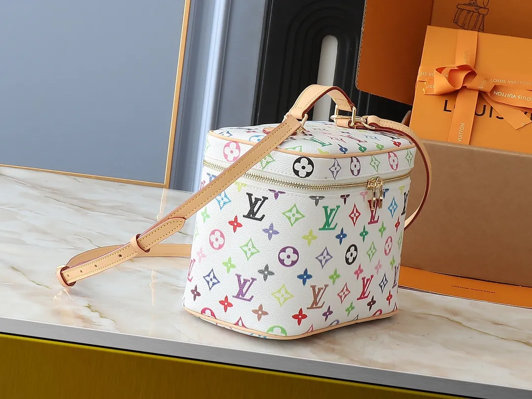 💰320💰Upgraded from the original M13747 M44495 M42265 M44936 M42263 lv Murakami Nice mini Nano cosmetic bag with Monogram printing and 33 colorful colors. In 2025, Murakami and LV jointly launched the white and black tricolor twelve pieces, which are very popular around the world and are loved by celebrities and celebrities. Dimensions: 24 x 17 x 14 (LxHxW)