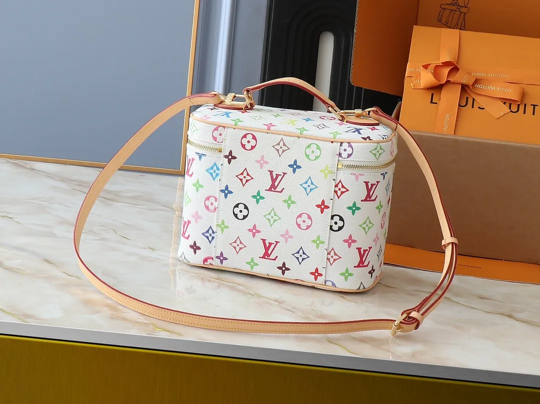 💰320💰Upgraded from the original M13747 M44495 M42265 M44936 M42263 lv Murakami Nice mini Nano cosmetic bag with Monogram printing and 33 colorful colors. In 2025, Murakami and LV jointly launched the white and black tricolor twelve pieces, which are very popular around the world and are loved by celebrities and celebrities. Dimensions: 24 x 17 x 14 (LxHxW)