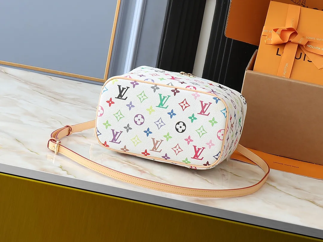 💰320💰Upgraded from the original M13747 M44495 M42265 M44936 M42263 lv Murakami Nice mini Nano cosmetic bag with Monogram printing and 33 colorful colors. In 2025, Murakami and LV jointly launched the white and black tricolor twelve pieces, which are very popular around the world and are loved by celebrities and celebrities. Dimensions: 24 x 17 x 14 (LxHxW)