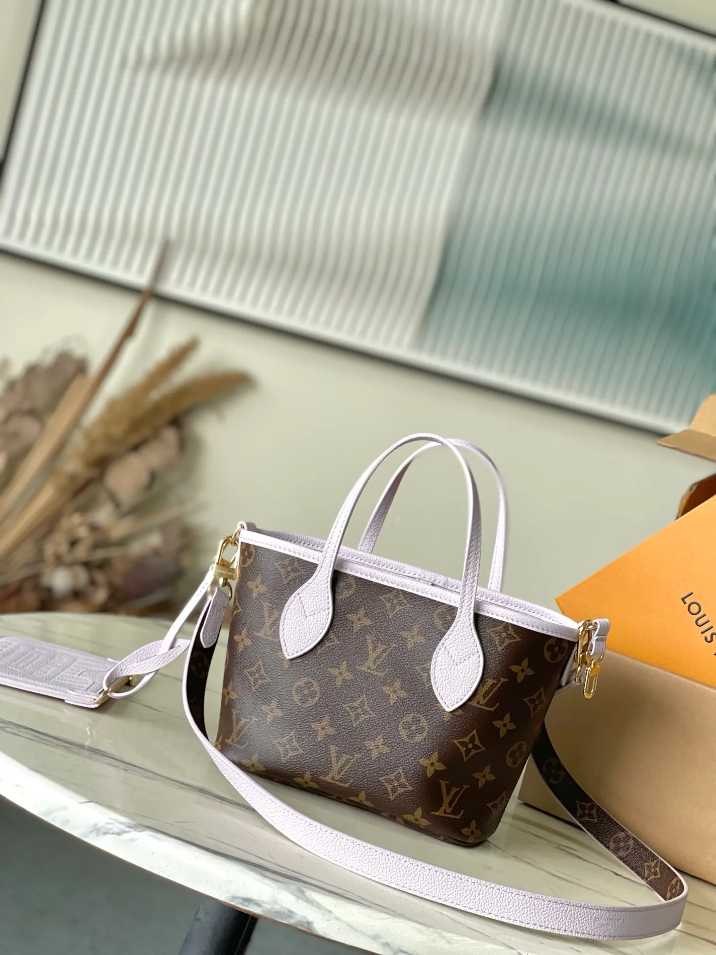 💰900 (first-grain leather) Top-quality original M25656 Neverfull Bandoulière Inside Out BB handbag is a double-sided version of the classic design this season. The front and back are decorated with iconic Monogram canvas and grained leather. The detachable zipper bag can be used alone or hung outside. The detachable shoulder strap is convenient for wearing cross-body. Dazzling metal parts add exquisite details. Size: 26.5x16.5x11cm