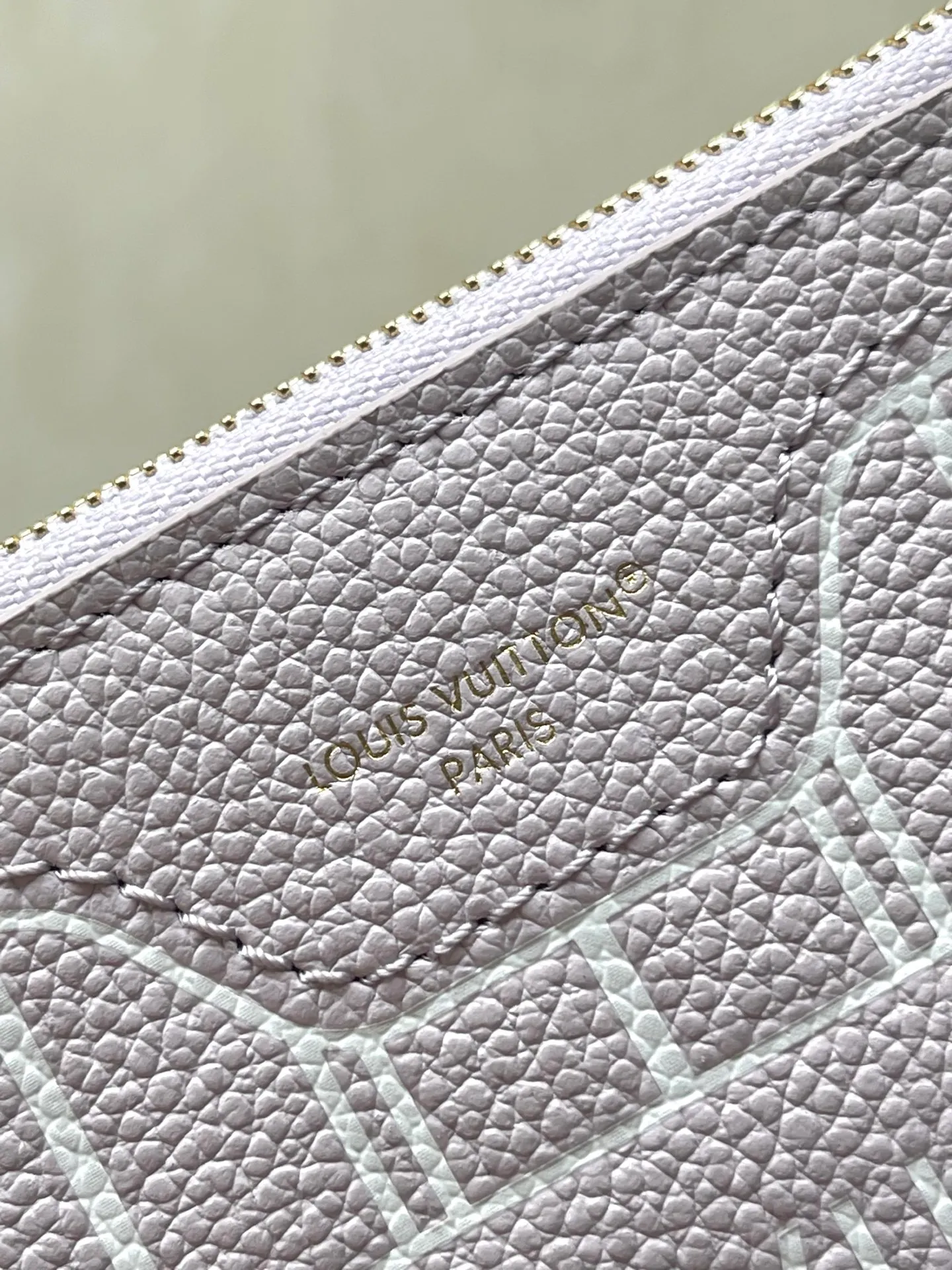 💰900 (first-grain leather) Top-quality original M25656 Neverfull Bandoulière Inside Out BB handbag is a double-sided version of the classic design this season. The front and back are decorated with iconic Monogram canvas and grained leather. The detachable zipper bag can be used alone or hung outside. The detachable shoulder strap is convenient for wearing cross-body. Dazzling metal parts add exquisite details. Size: 26.5x16.5x11cm