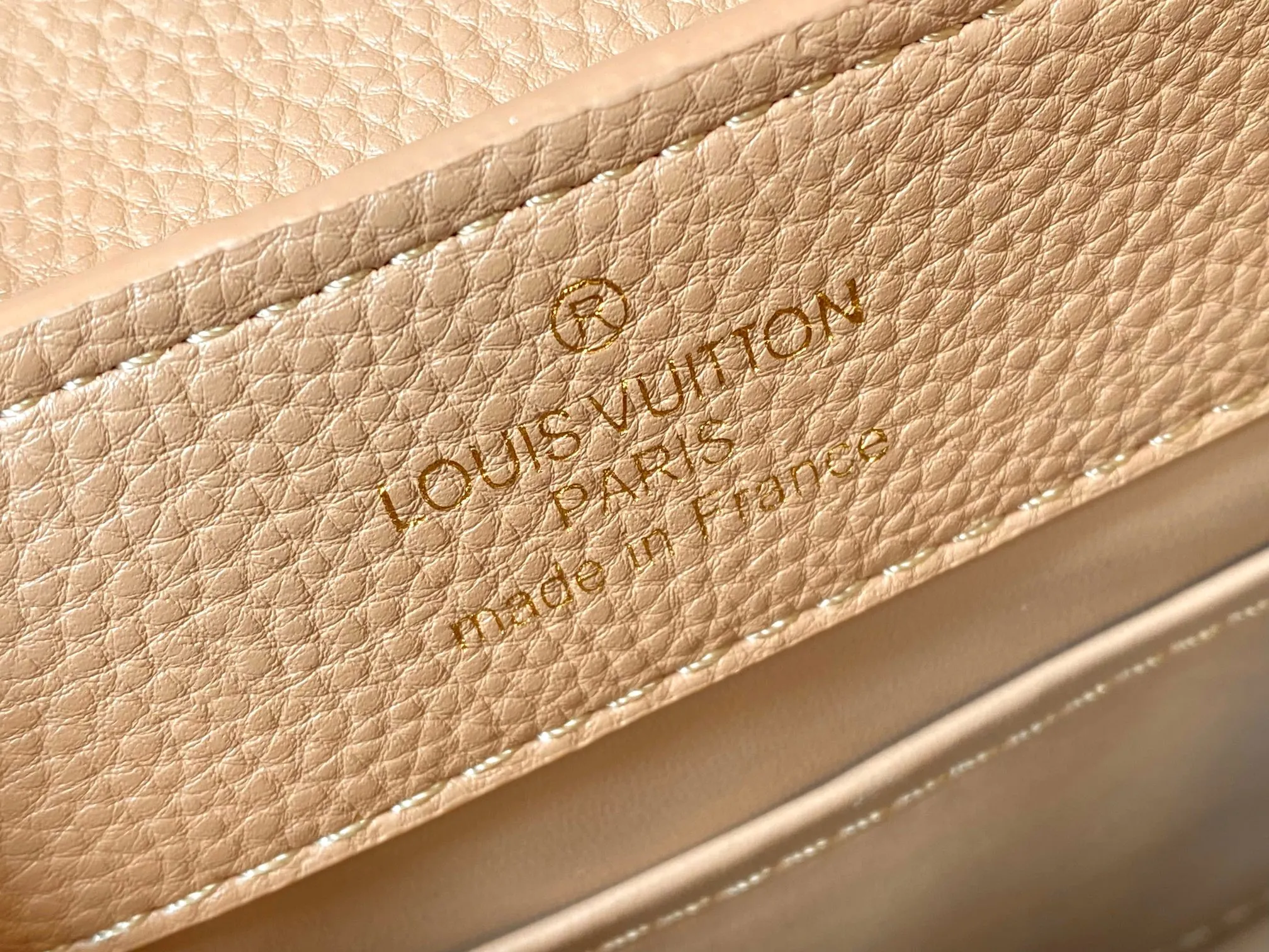P480 [Guangzhou top quality original version] M26351 apricot color. This modern version of the Capucines mini is made of timeless Taurillon leather and equipped with a jewelry-inspired Infinity chain. The bag is decorated with double galvanized metal parts, including the iconic Monogram floral pattern, and the LV Initials logo created with sunburst technology, creating a sundial-like light and shadow effect. The bag has multiple pockets and a detachable shoulder strap, allowing it to be carried on one shoulder or across the body. 14 x 8 x 21 cm (height x width x length)
