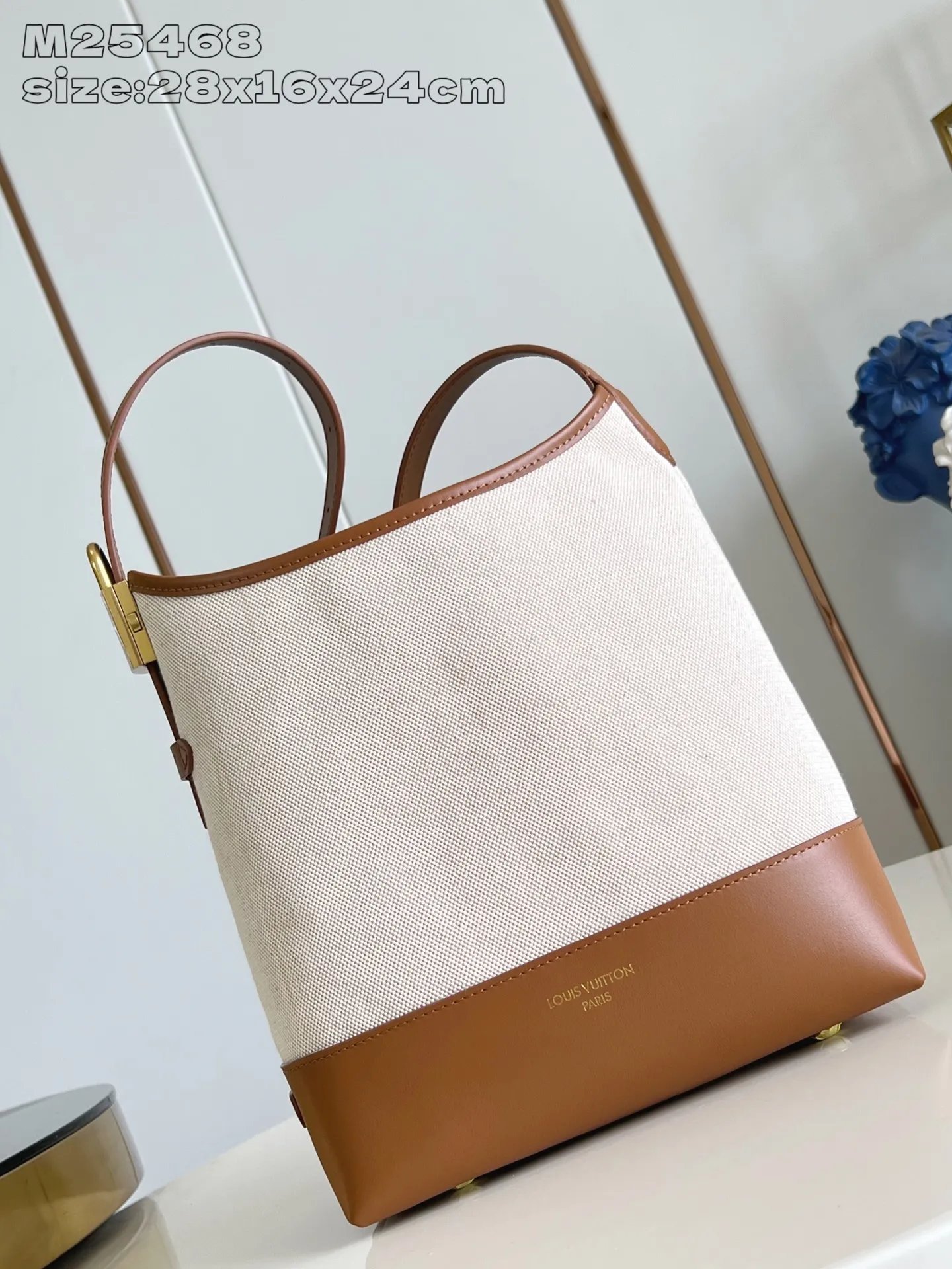 💰1180 Top-quality original individual real shot M25468】This Low Key Hobo small handbag is blended with canvas and cow leather, using texture contrast to interpret the elegant style of the new season. Distressed metal hardware and a removable Monogram zippered inner pocket harken back to the brand's trunk-making heritage, while the striped lining highlights sophisticated details. 28 x 16 x 24 cm (height x width x length)