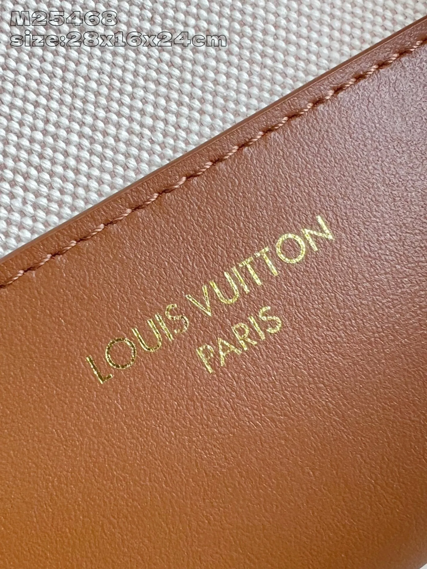 💰1180 Top-quality original individual real shot M25468】This Low Key Hobo small handbag is blended with canvas and cow leather, using texture contrast to interpret the elegant style of the new season. Distressed metal hardware and a removable Monogram zippered inner pocket harken back to the brand's trunk-making heritage, while the striped lining highlights sophisticated details. 28 x 16 x 24 cm (height x width x length)