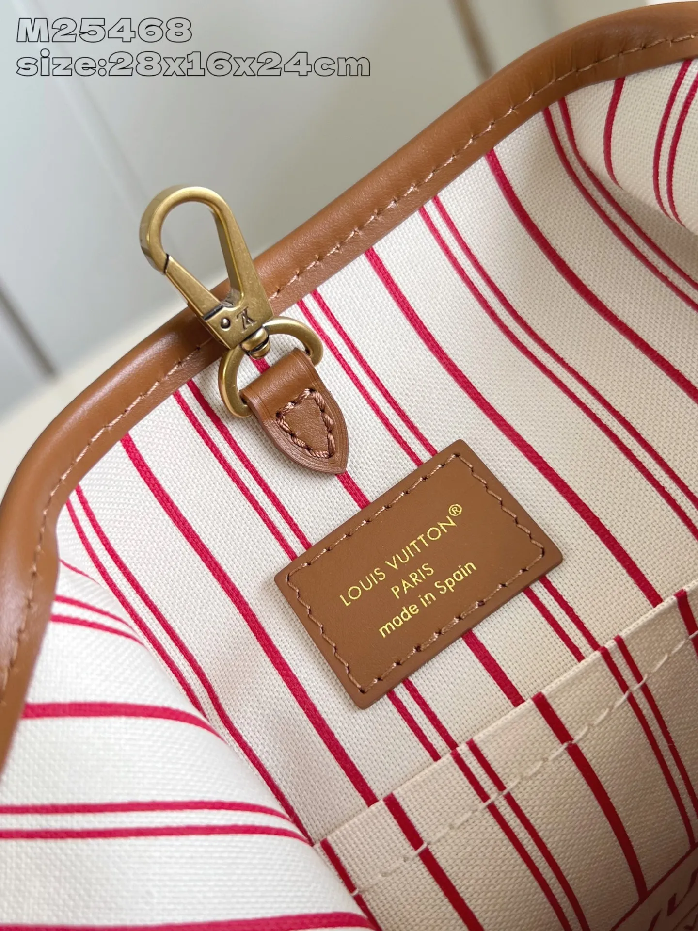 💰1180 Top-quality original individual real shot M25468】This Low Key Hobo small handbag is blended with canvas and cow leather, using texture contrast to interpret the elegant style of the new season. Distressed metal hardware and a removable Monogram zippered inner pocket harken back to the brand's trunk-making heritage, while the striped lining highlights sophisticated details. 28 x 16 x 24 cm (height x width x length)