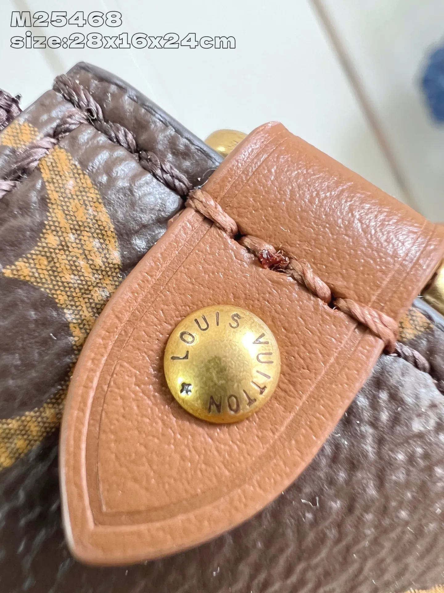 💰1180 Top-quality original individual real shot M25468】This Low Key Hobo small handbag is blended with canvas and cow leather, using texture contrast to interpret the elegant style of the new season. Distressed metal hardware and a removable Monogram zippered inner pocket harken back to the brand's trunk-making heritage, while the striped lining highlights sophisticated details. 28 x 16 x 24 cm (height x width x length)