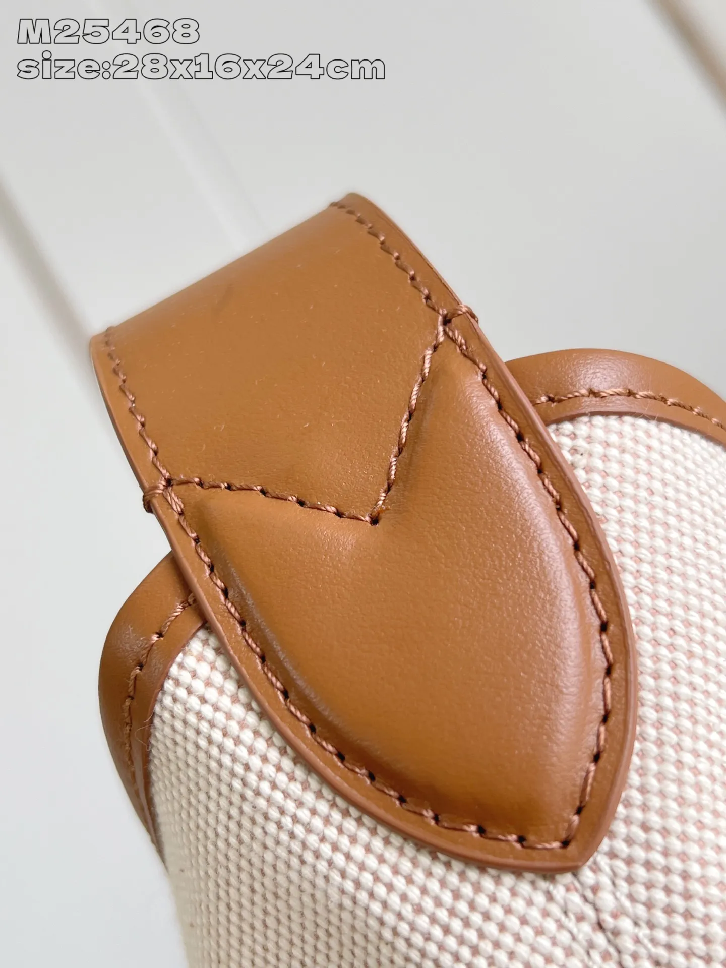 💰1180 Top-quality original individual real shot M25468】This Low Key Hobo small handbag is blended with canvas and cow leather, using texture contrast to interpret the elegant style of the new season. Distressed metal hardware and a removable Monogram zippered inner pocket harken back to the brand's trunk-making heritage, while the striped lining highlights sophisticated details. 28 x 16 x 24 cm (height x width x length)