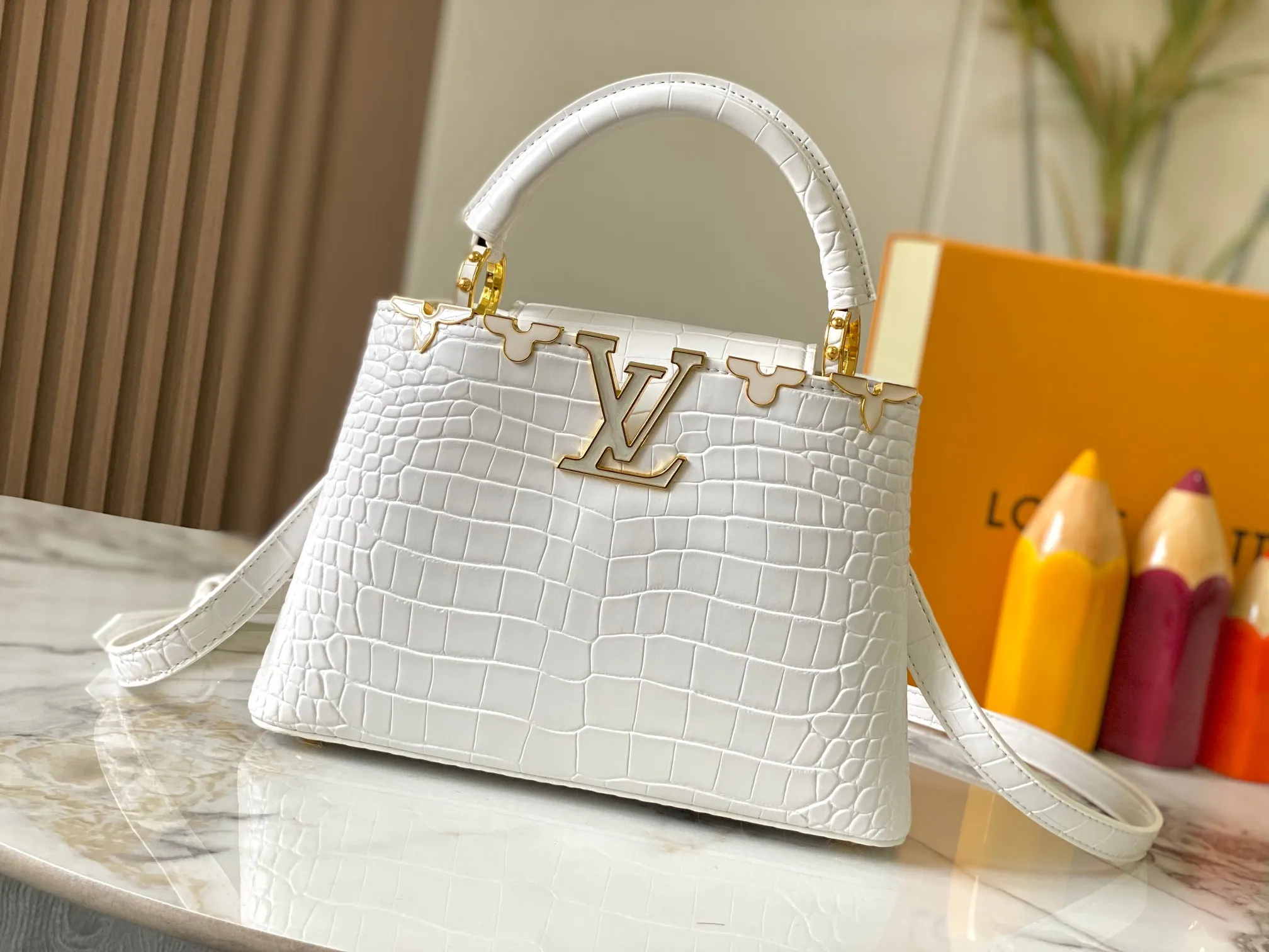 p460【Guangzhou top quality original】M86154 This Capucines BB handbag is made of Monogram crocodile pattern with pointed flowers and decorative lines, with LV letters and woven chains injecting metal edges, and with contrasting leather trims. The flip cover can be placed externally or internally, and the neat inner layer and multiple carrying methods complete the functional details.  27 x 18 x 9 cm (length x height x width)