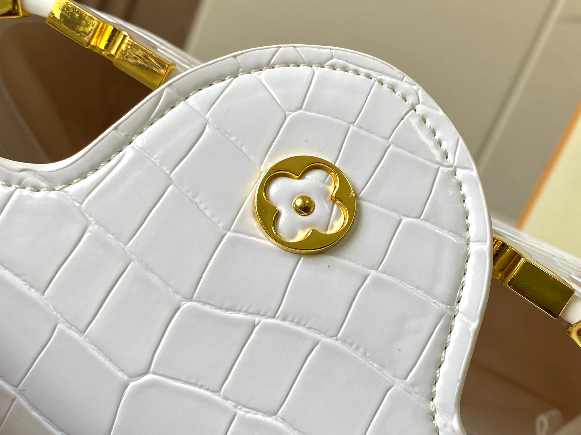 p460【Guangzhou top quality original】M86154 This Capucines BB handbag is made of Monogram crocodile pattern with pointed flowers and decorative lines, with LV letters and woven chains injecting metal edges, and with contrasting leather trims. The flip cover can be placed externally or internally, and the neat inner layer and multiple carrying methods complete the functional details.  27 x 18 x 9 cm (length x height x width)