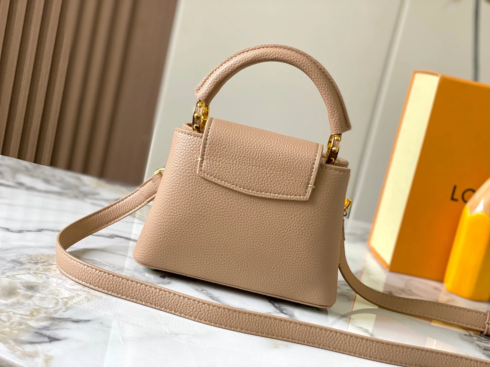 Top original P440 Guangzhou product 🇫🇷M12935 This Capucines mini handbag is from the Capucines Chain On You series. It is made of soft Taurillon cow leather and has ample space to store daily necessities such as short wallets, keys, and lipstick. The jewelry-style double-plated chain incorporates Monogram floral details and complements the round LV letters. The flip cover can be placed in or out. Size:21×14×8cm