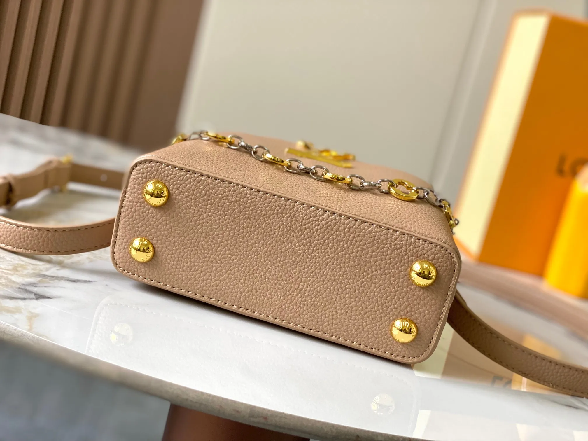 Top original P440 Guangzhou product 🇫🇷M12935 This Capucines mini handbag is from the Capucines Chain On You series. It is made of soft Taurillon cow leather and has ample space to store daily necessities such as short wallets, keys, and lipstick. The jewelry-style double-plated chain incorporates Monogram floral details and complements the round LV letters. The flip cover can be placed in or out. Size:21×14×8cm