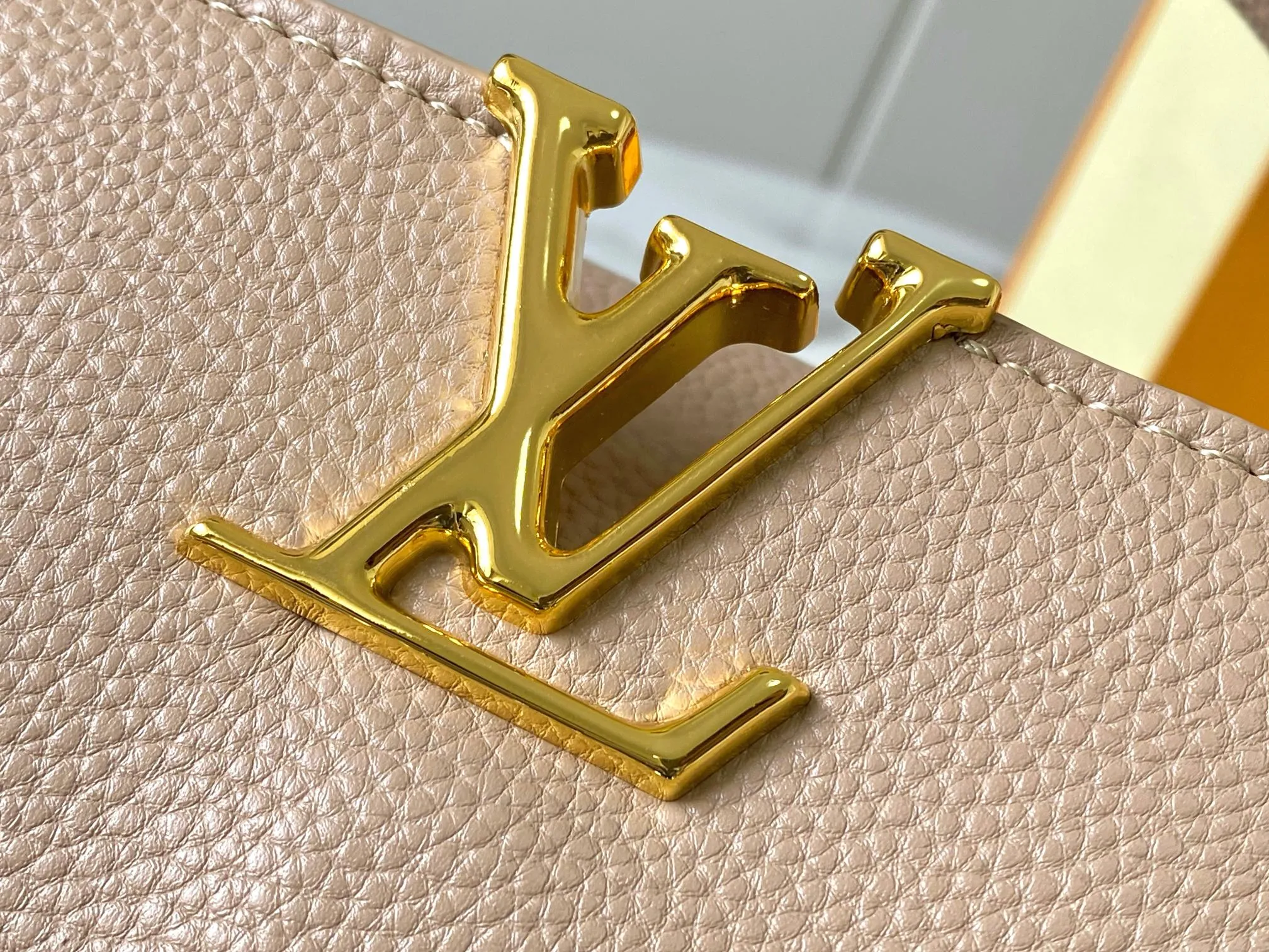 Top original P440 Guangzhou product 🇫🇷M12935 This Capucines mini handbag is from the Capucines Chain On You series. It is made of soft Taurillon cow leather and has ample space to store daily necessities such as short wallets, keys, and lipstick. The jewelry-style double-plated chain incorporates Monogram floral details and complements the round LV letters. The flip cover can be placed in or out. Size:21×14×8cm