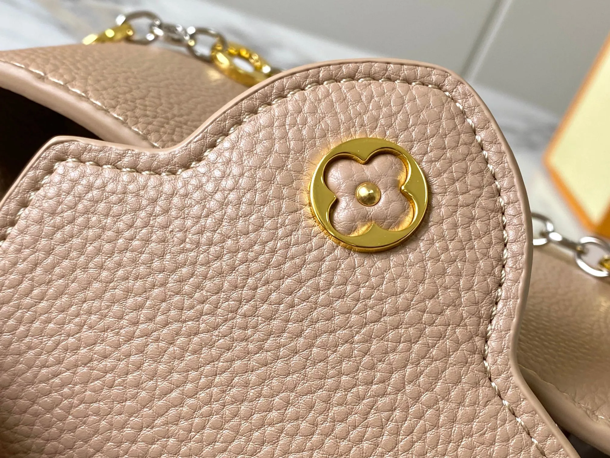 Top original P440 Guangzhou product 🇫🇷M12935 This Capucines mini handbag is from the Capucines Chain On You series. It is made of soft Taurillon cow leather and has ample space to store daily necessities such as short wallets, keys, and lipstick. The jewelry-style double-plated chain incorporates Monogram floral details and complements the round LV letters. The flip cover can be placed in or out. Size:21×14×8cm