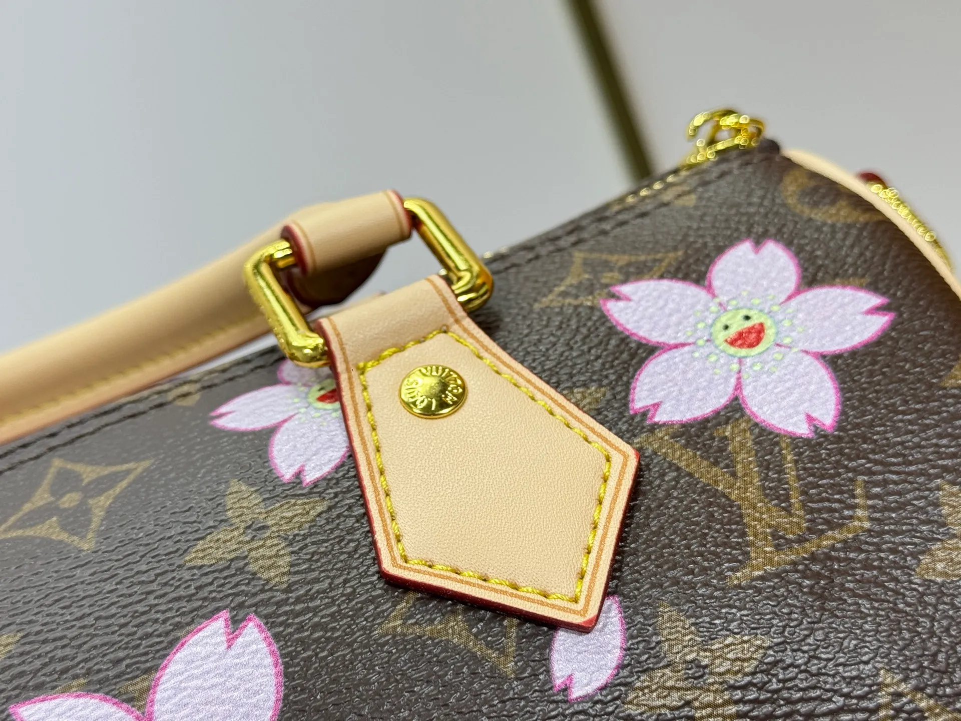 P260 Upgraded original M13805 M13257 M40390 lv Murakami Takashi co-branded cherry blossom 🌸NANOSPEEDY handbag This Nano Speedy handbag combines Monogram canvas and cow leather trim printing, with 33 colorful colors to interpret white tricolor and black tricolor. It has been launched in twelve sections and is very popular around the world and is loved by celebrities and celebrities. 25.0 x 19.0 x 15.0 cm
