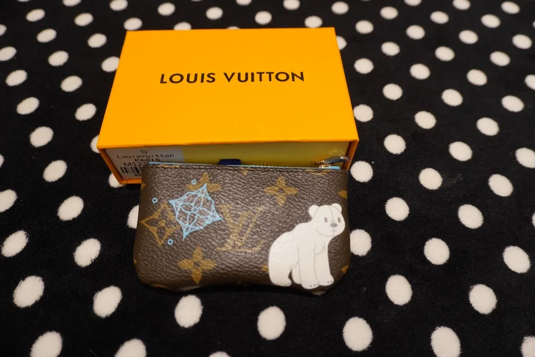 P110💰 62650, model number 12210 This LV Charms card holder is from the SnowShow series, incorporating smooth leather trim and festive patterns into the iconic Monogram canvas. The brand mascot Vivienne’s pet dog Petula lives in a corner, and Vivienne decorations and LV flowers complete the exquisite design. Size 11x7