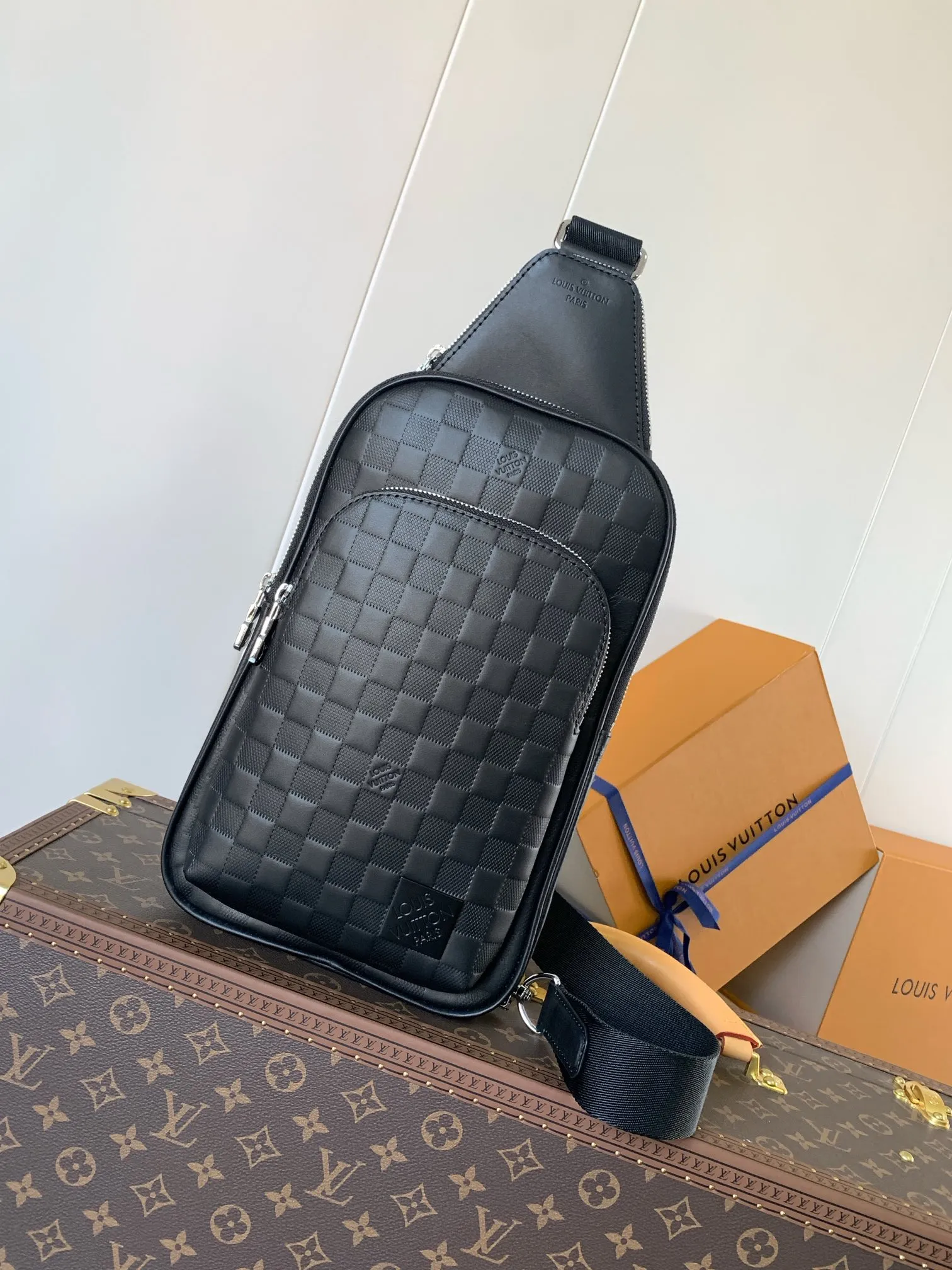 💰1020 (top-grain leather) top-grade original N45303 black pressed top-grade original This Avenue shoulder bag is embossed with a classic checkerboard pattern on the surface of Damier Infini leather, which can maintain the clarity of the pattern without affecting the soft texture. Adjustable shoulder straps can be secured to the left and right sides via D-rings. Damier Infini cow leather - cow leather trim - fabric lining - square hardware on the front - main compartment - zippered front pocket - small top zipped pocket - shoulder strap: non-detachable, adjustable! ! Model: N45303; Size: 20x31x7CM