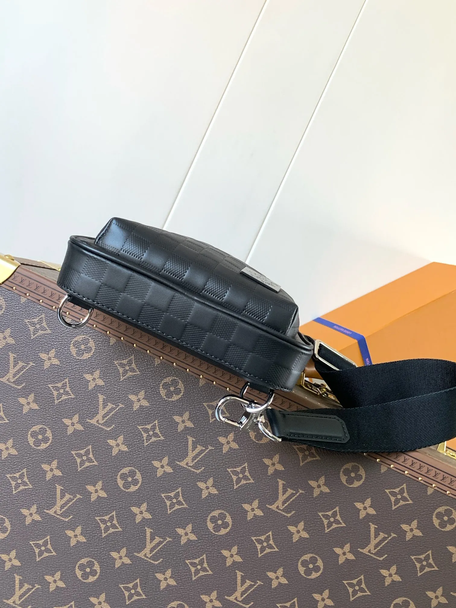 💰1020 (top-grain leather) top-grade original N45303 black pressed top-grade original This Avenue shoulder bag is embossed with a classic checkerboard pattern on the surface of Damier Infini leather, which can maintain the clarity of the pattern without affecting the soft texture. Adjustable shoulder straps can be secured to the left and right sides via D-rings. Damier Infini cow leather - cow leather trim - fabric lining - square hardware on the front - main compartment - zippered front pocket - small top zipped pocket - shoulder strap: non-detachable, adjustable! ! Model: N45303; Size: 20x31x7CM
