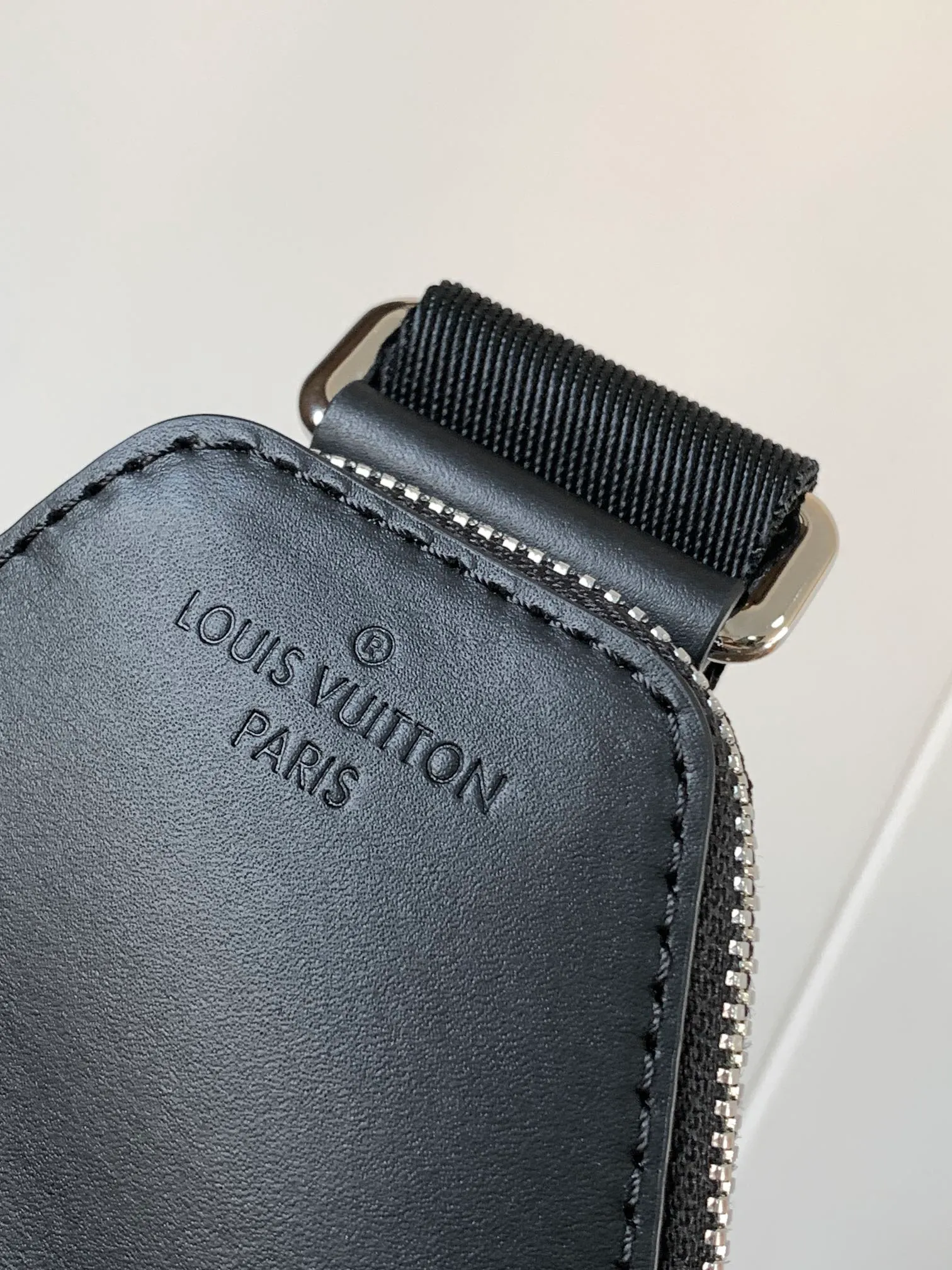 💰1020 (top-grain leather) top-grade original N45303 black pressed top-grade original This Avenue shoulder bag is embossed with a classic checkerboard pattern on the surface of Damier Infini leather, which can maintain the clarity of the pattern without affecting the soft texture. Adjustable shoulder straps can be secured to the left and right sides via D-rings. Damier Infini cow leather - cow leather trim - fabric lining - square hardware on the front - main compartment - zippered front pocket - small top zipped pocket - shoulder strap: non-detachable, adjustable! ! Model: N45303; Size: 20x31x7CM