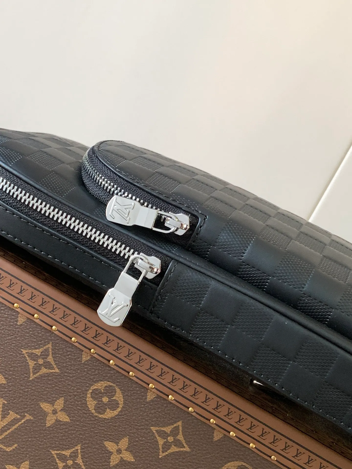 💰1020 (top-grain leather) top-grade original N45303 black pressed top-grade original This Avenue shoulder bag is embossed with a classic checkerboard pattern on the surface of Damier Infini leather, which can maintain the clarity of the pattern without affecting the soft texture. Adjustable shoulder straps can be secured to the left and right sides via D-rings. Damier Infini cow leather - cow leather trim - fabric lining - square hardware on the front - main compartment - zippered front pocket - small top zipped pocket - shoulder strap: non-detachable, adjustable! ! Model: N45303; Size: 20x31x7CM