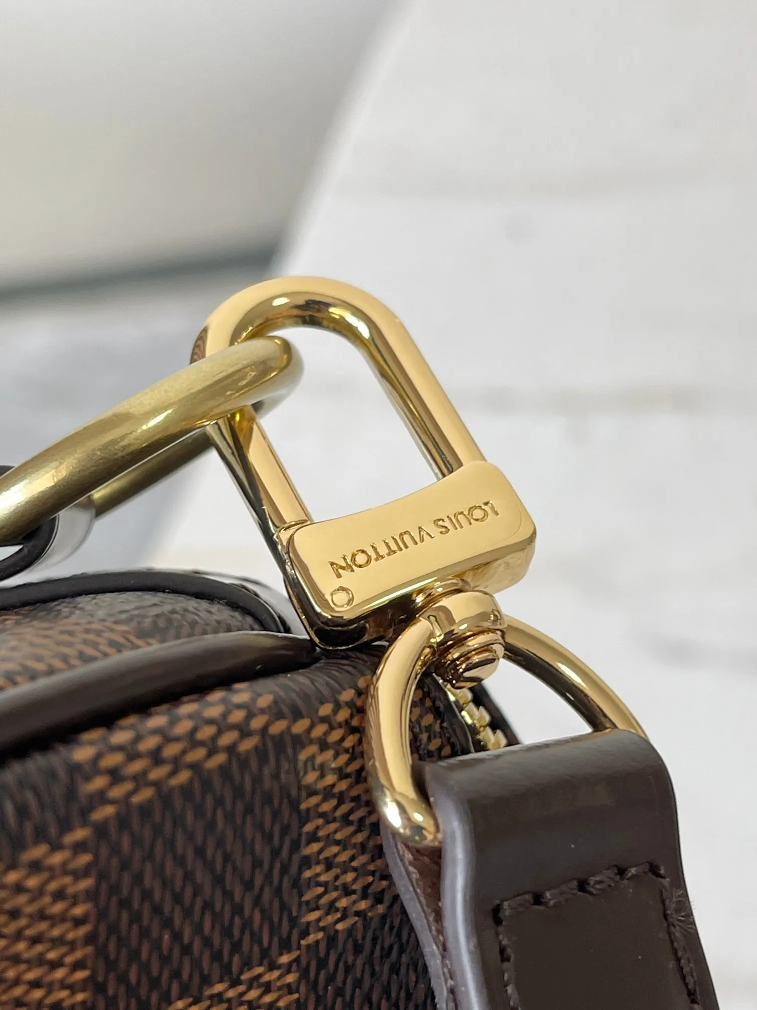 💰760 Top Original Model 41113 Brown Speedy 25 Handbag The Speedy handbag, launched in 1930, was inspired by the travel revolution at that time and fully displays Louis Vuitton's iconic design style. This unique and perfect urban handbag is a fashionable and personalized choice for urban girls. The Speedy 25 bag in Monogram canvas is as elegant as it is practical and durable. 25x19x15cm (length x height x width)