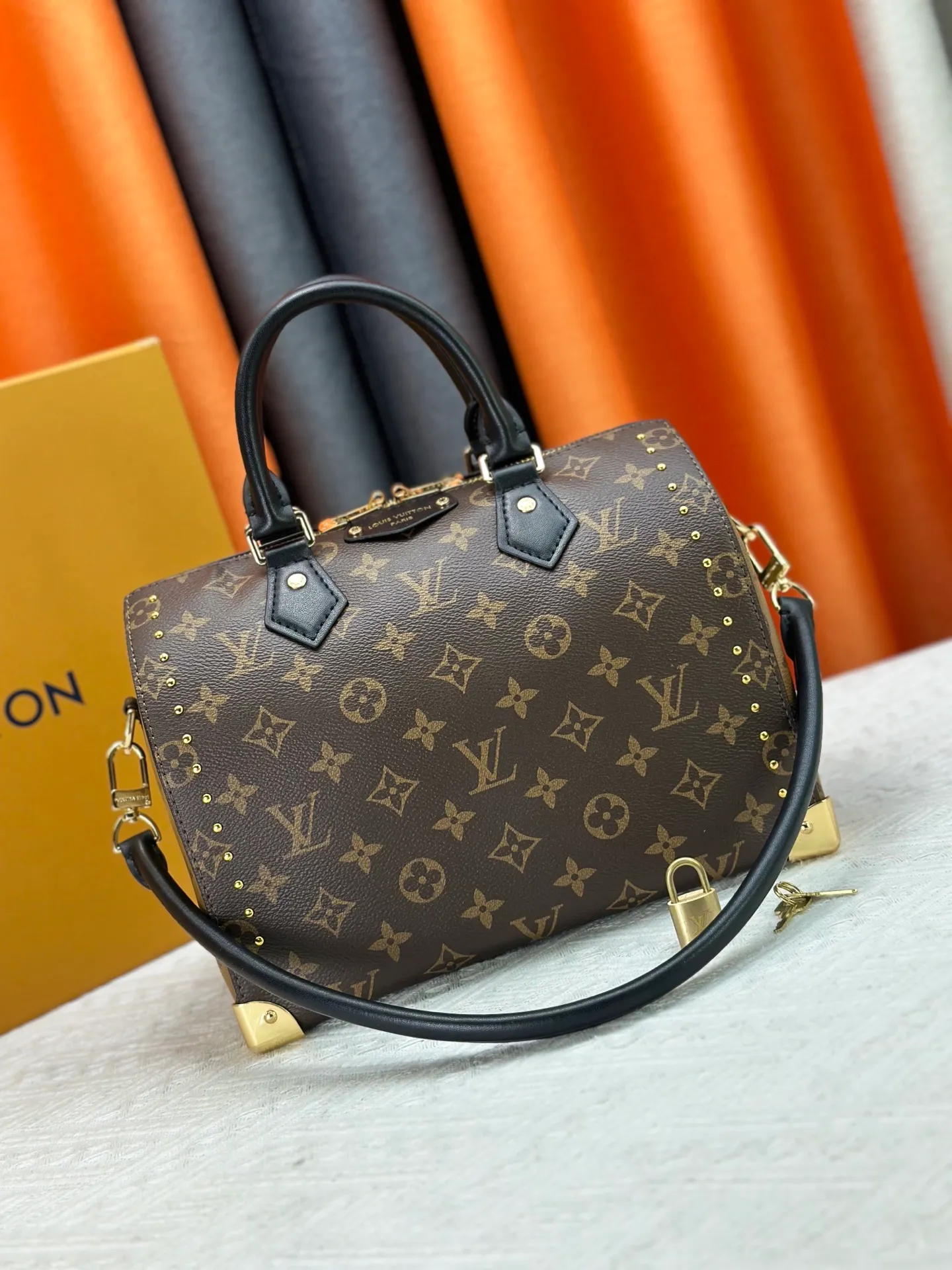 P300 Original M46881 M26181 LV Pillow This Season Louis Vuitton Show Style LV2025 Early Spring Series] Cool Black Leather and Small Presbyopia Fashionistas, are you ready for the LV2025 Early Spring Series? This season, Louis Vuitton brings us the perfect combination of cool black leather and small presbyopia, showing a unique fashion attitude. Size: 27/20/15