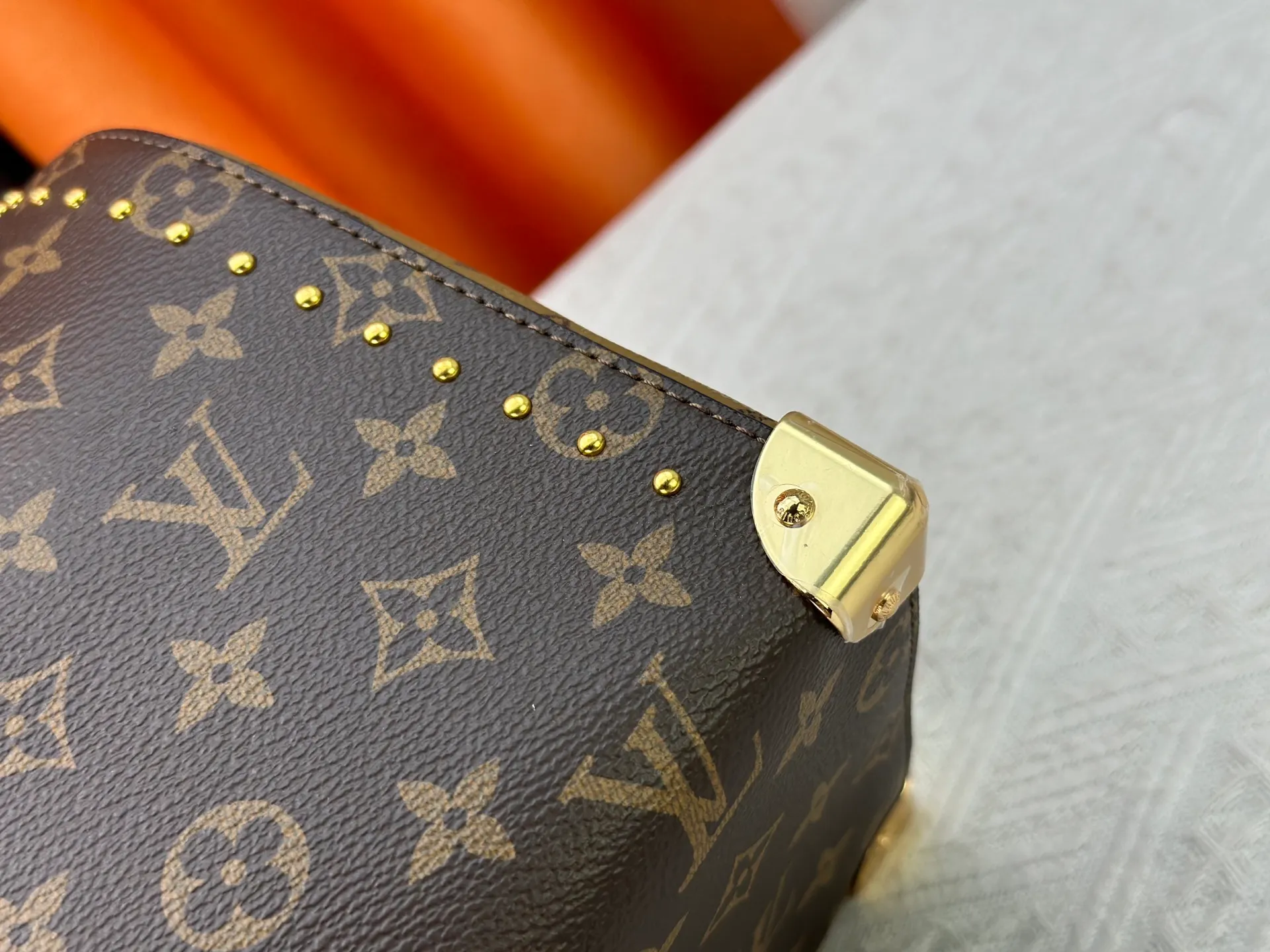 P300 Original M46881 M26181 LV Pillow This Season Louis Vuitton Show Style LV2025 Early Spring Series] Cool Black Leather and Small Presbyopia Fashionistas, are you ready for the LV2025 Early Spring Series? This season, Louis Vuitton brings us the perfect combination of cool black leather and small presbyopia, showing a unique fashion attitude. Size: 27/20/15