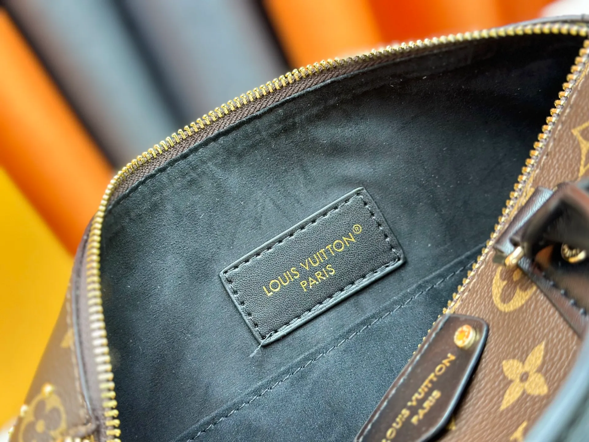 P300 Original M46881 M26181 LV Pillow This Season Louis Vuitton Show Style LV2025 Early Spring Series] Cool Black Leather and Small Presbyopia Fashionistas, are you ready for the LV2025 Early Spring Series? This season, Louis Vuitton brings us the perfect combination of cool black leather and small presbyopia, showing a unique fashion attitude. Size: 27/20/15