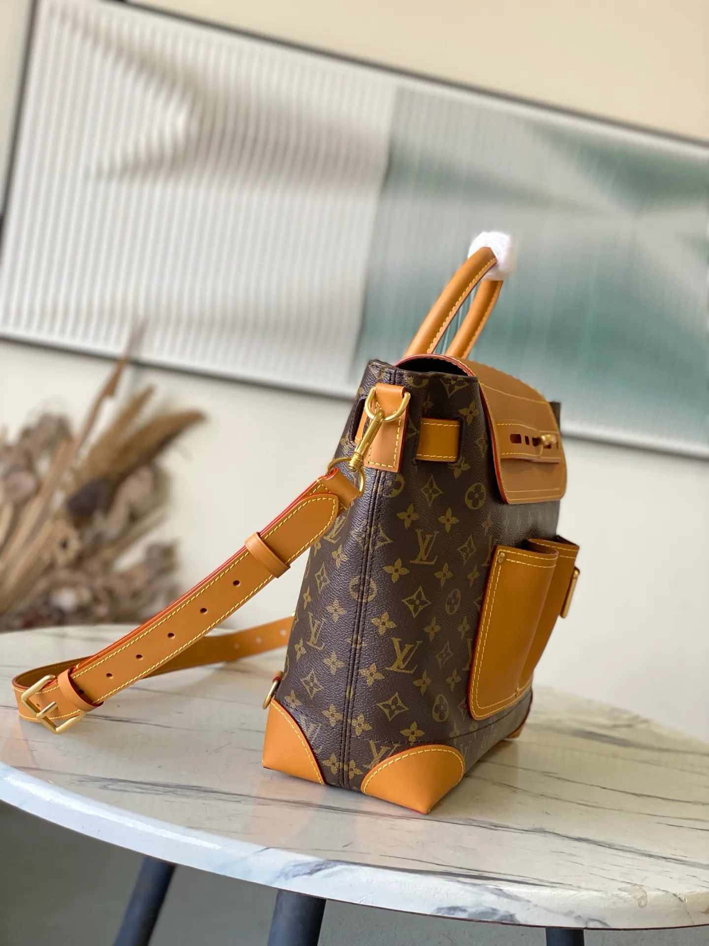 💰1580 Top Original Order M25989 This Steamer 30 handbag is made by Pharrel Williams and has an elegant design made of Monogram canvas. The double outer pockets on the front highlight the workwear style, and the detachable shoulder strap and flap make it easy to carry cross-body, shoulder, hand or backpack. Dimensions: 33 × 32 × 14 cm