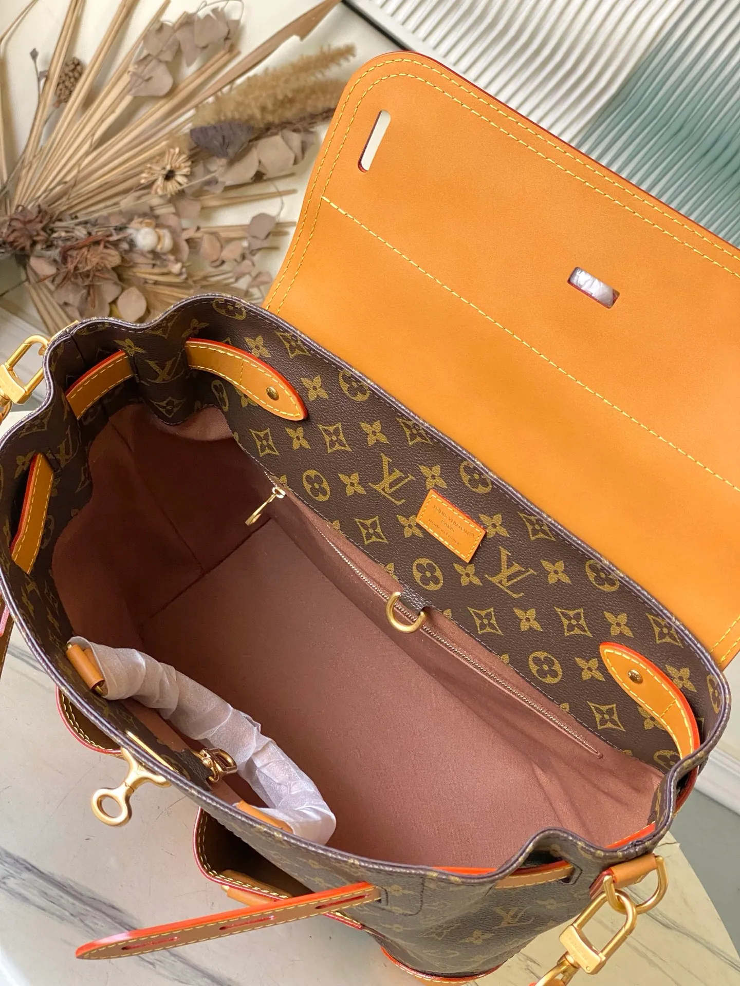 💰1580 Top Original Order M25989 This Steamer 30 handbag is made by Pharrel Williams and has an elegant design made of Monogram canvas. The double outer pockets on the front highlight the workwear style, and the detachable shoulder strap and flap make it easy to carry cross-body, shoulder, hand or backpack. Dimensions: 33 × 32 × 14 cm