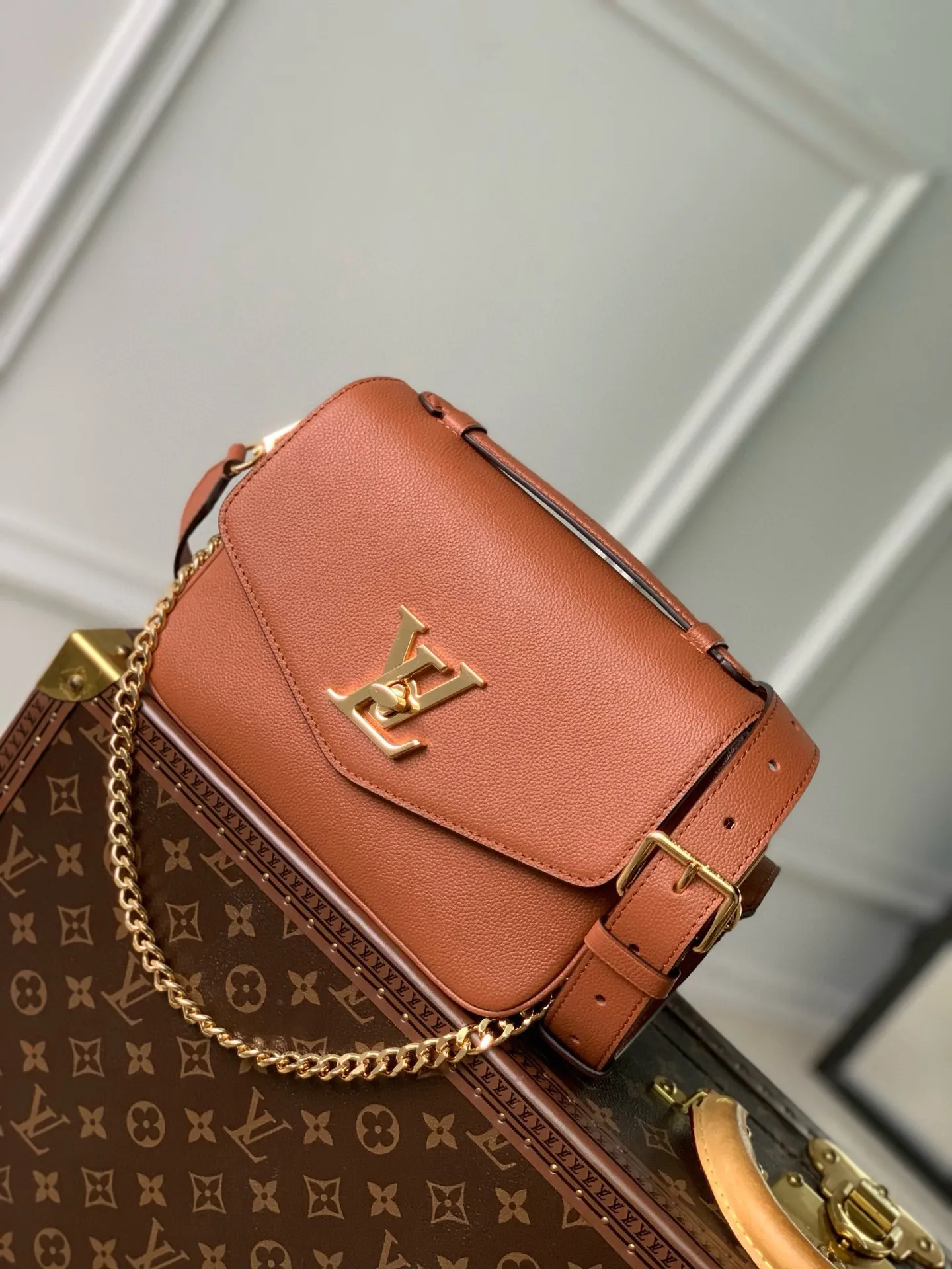 💰1140 (top layer leather) top original M22952 Oxford handbag is made of soft grain leather, with dazzling metal parts to highlight the brand style. The detachable chain and adjustable leather strap allow for a variety of carrying options, adding a dynamic feel to everyday life and day and night occasions. 22.0 x 16.0 x 9.5 cm (length x height x width)