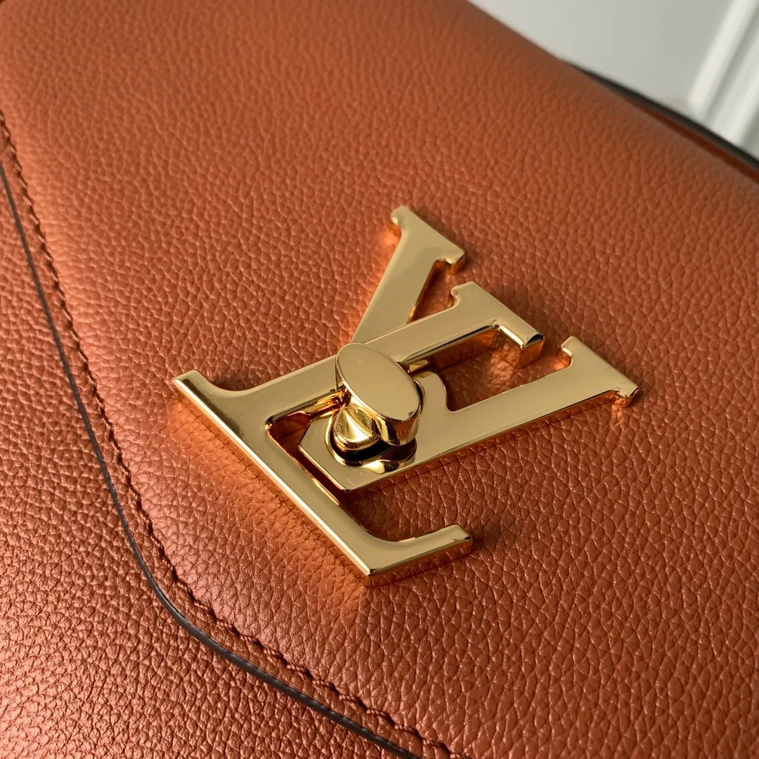 💰1140 (top layer leather) top original M22952 Oxford handbag is made of soft grain leather, with dazzling metal parts to highlight the brand style. The detachable chain and adjustable leather strap allow for a variety of carrying options, adding a dynamic feel to everyday life and day and night occasions. 22.0 x 16.0 x 9.5 cm (length x height x width)