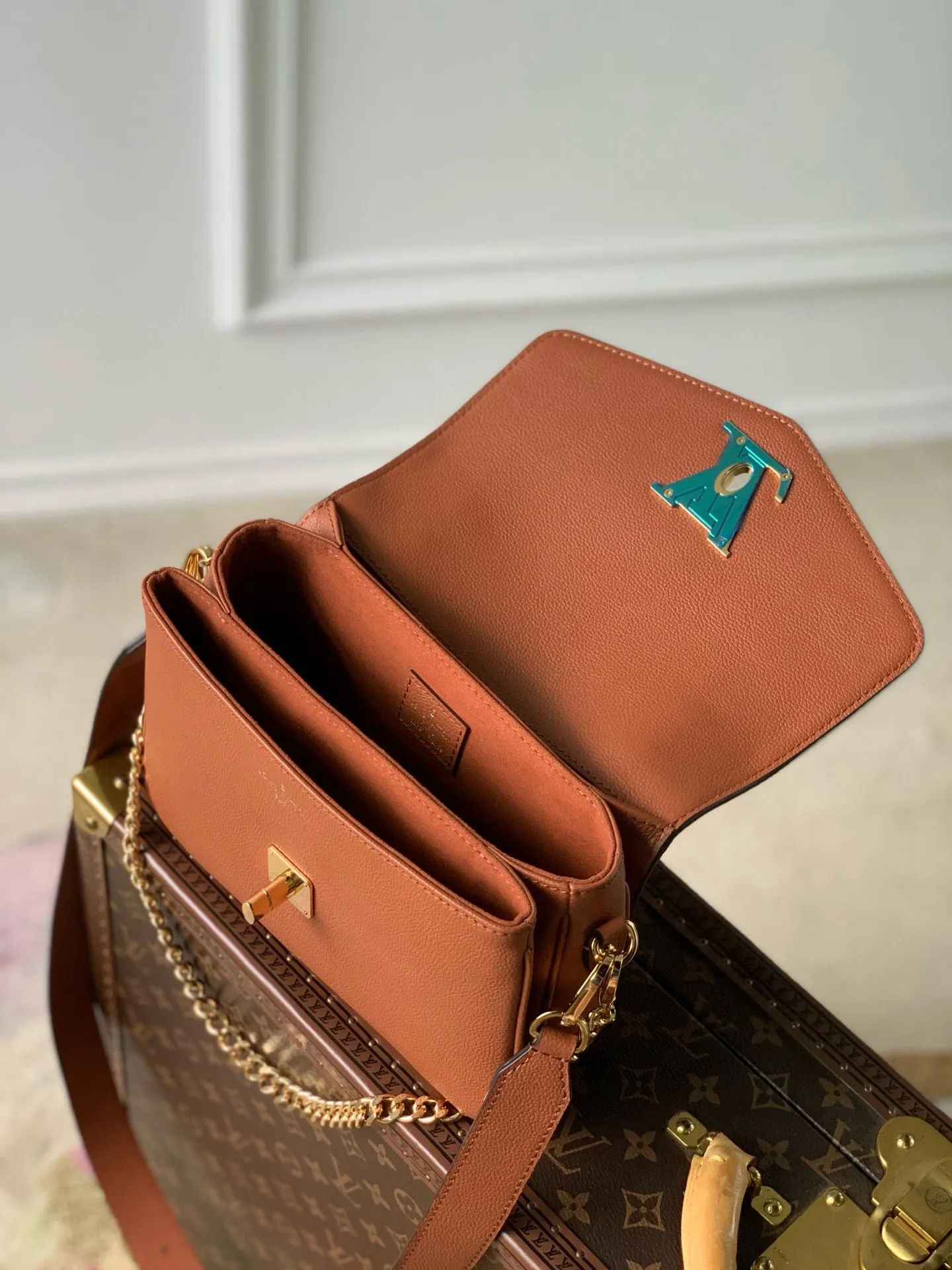 💰1140 (top layer leather) top original M22952 Oxford handbag is made of soft grain leather, with dazzling metal parts to highlight the brand style. The detachable chain and adjustable leather strap allow for a variety of carrying options, adding a dynamic feel to everyday life and day and night occasions. 22.0 x 16.0 x 9.5 cm (length x height x width)